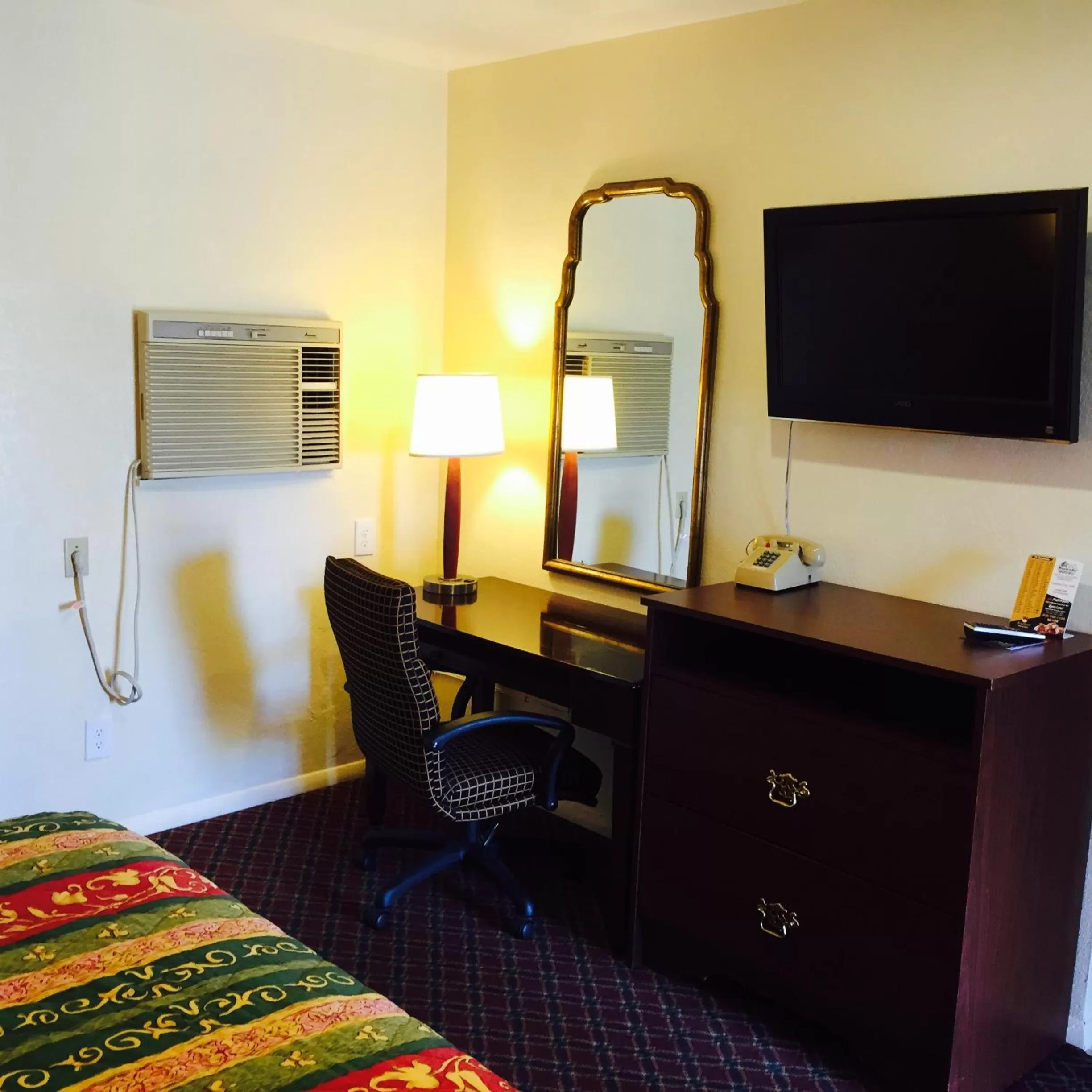 TV and multimedia, Bed in Hacienda Motel