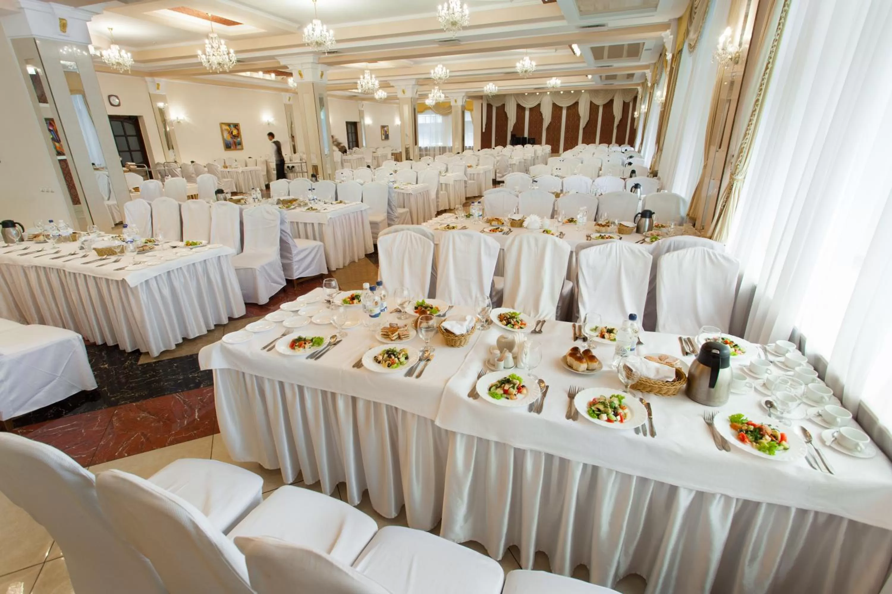 Restaurant/places to eat in Conference Hotel Suputnyk
