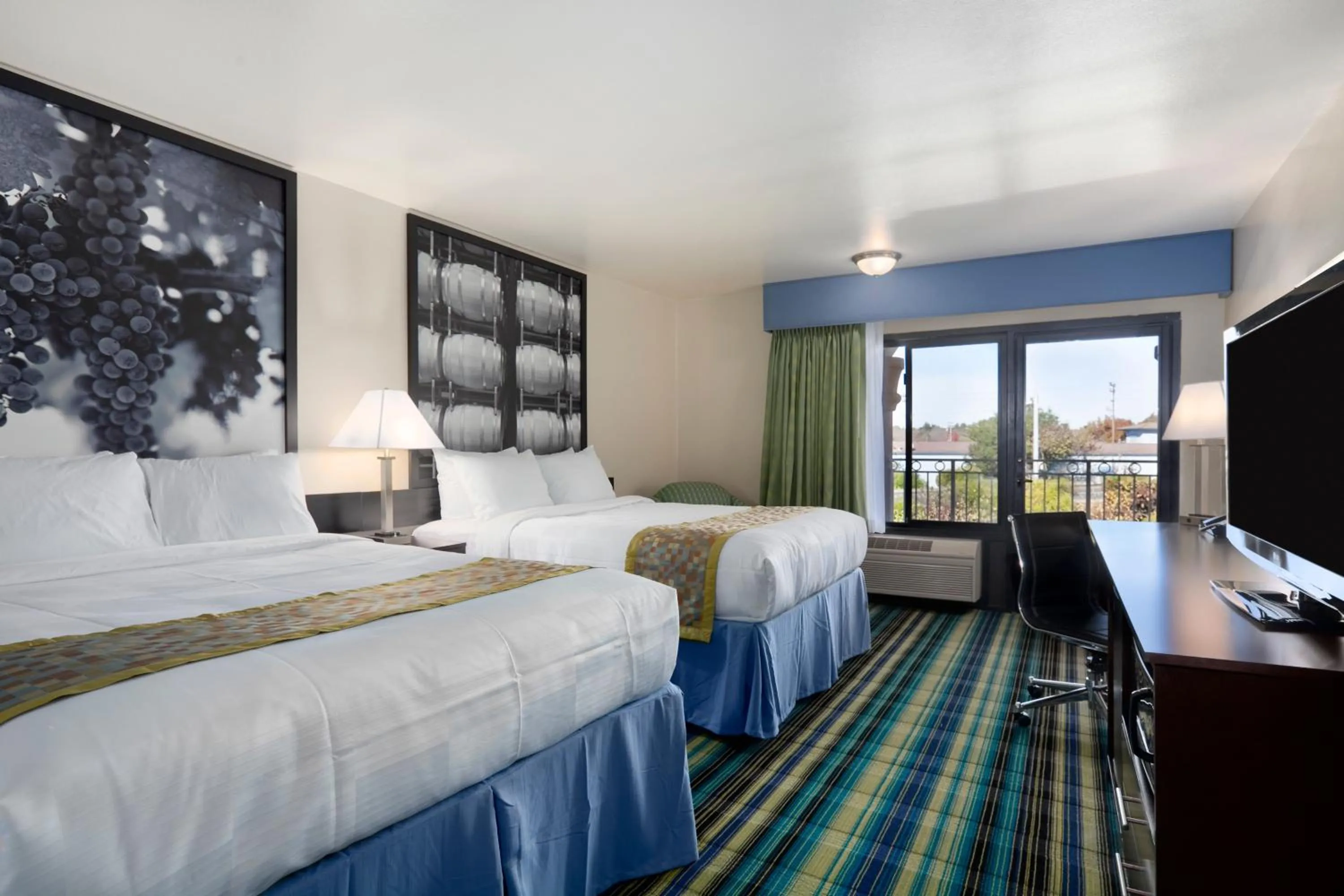 Photo of the whole room in Super 8 by Wyndham Vallejo/Napa Valley