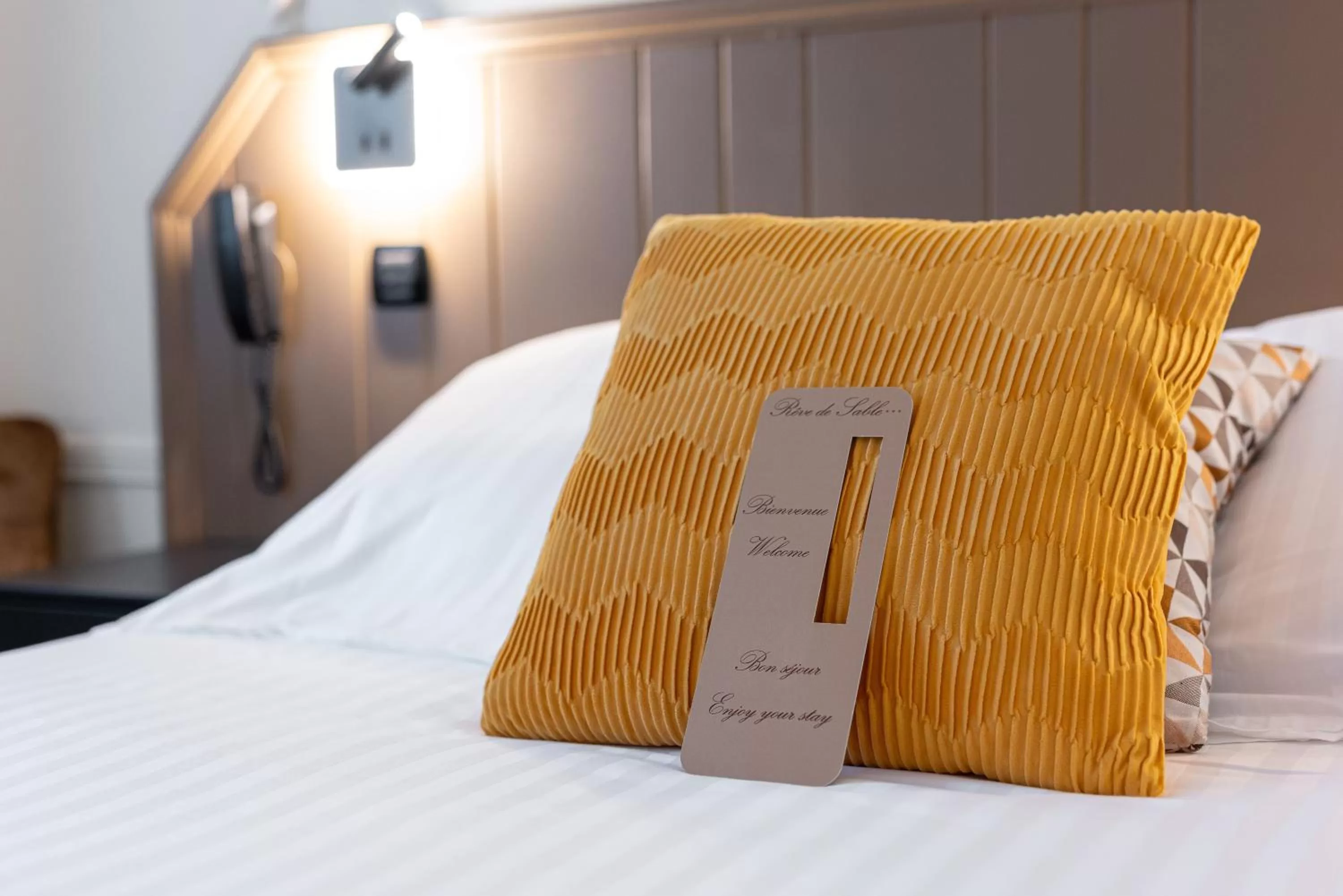 Bed in Logis Hôtel Rêve de Sable