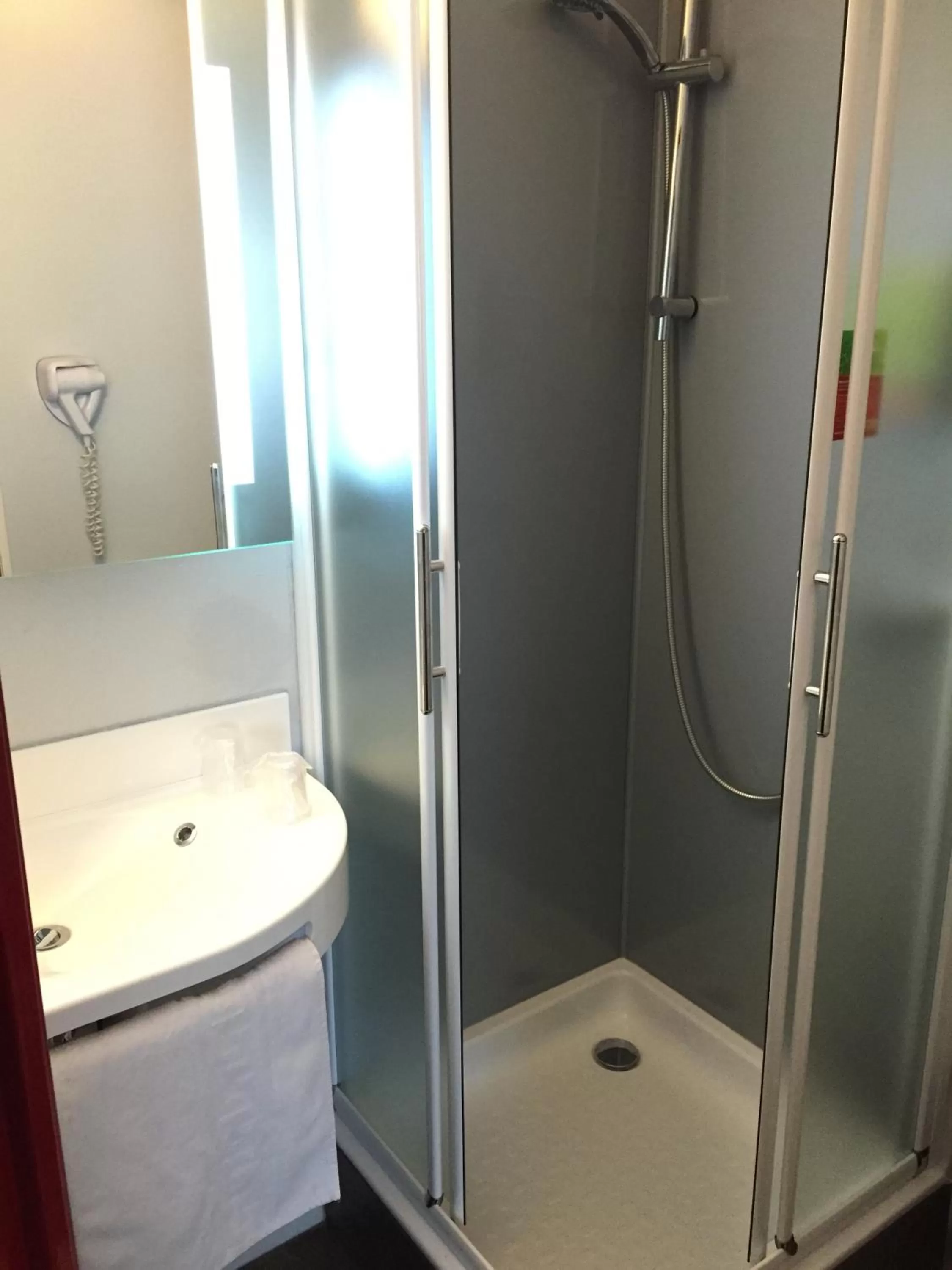 Bathroom in initial by balladins Amiens / Longueau