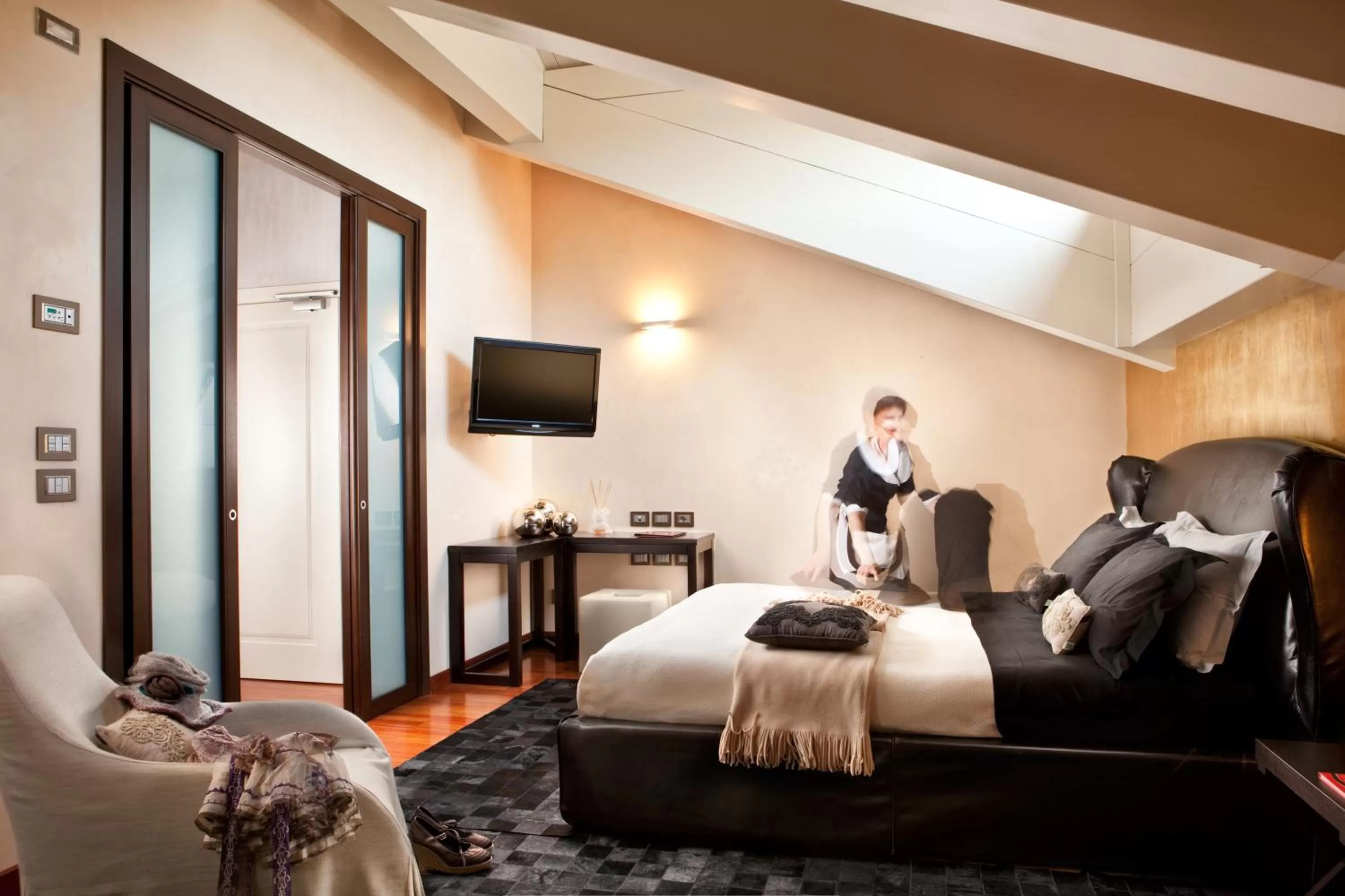 Staff, Bed in Al Tezzon Hotel