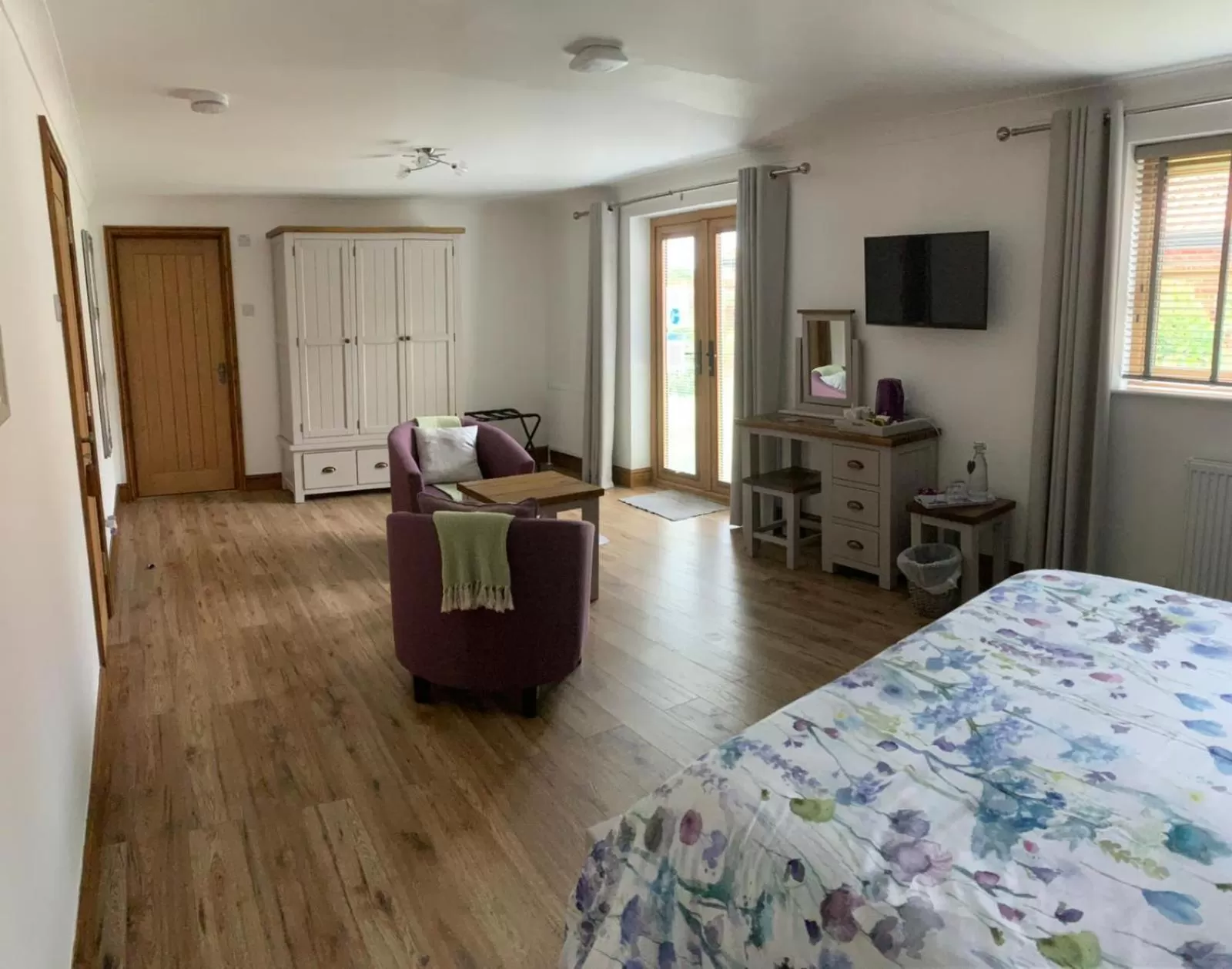 Seating area, Bed in Grove Barn Bed and Breakfast