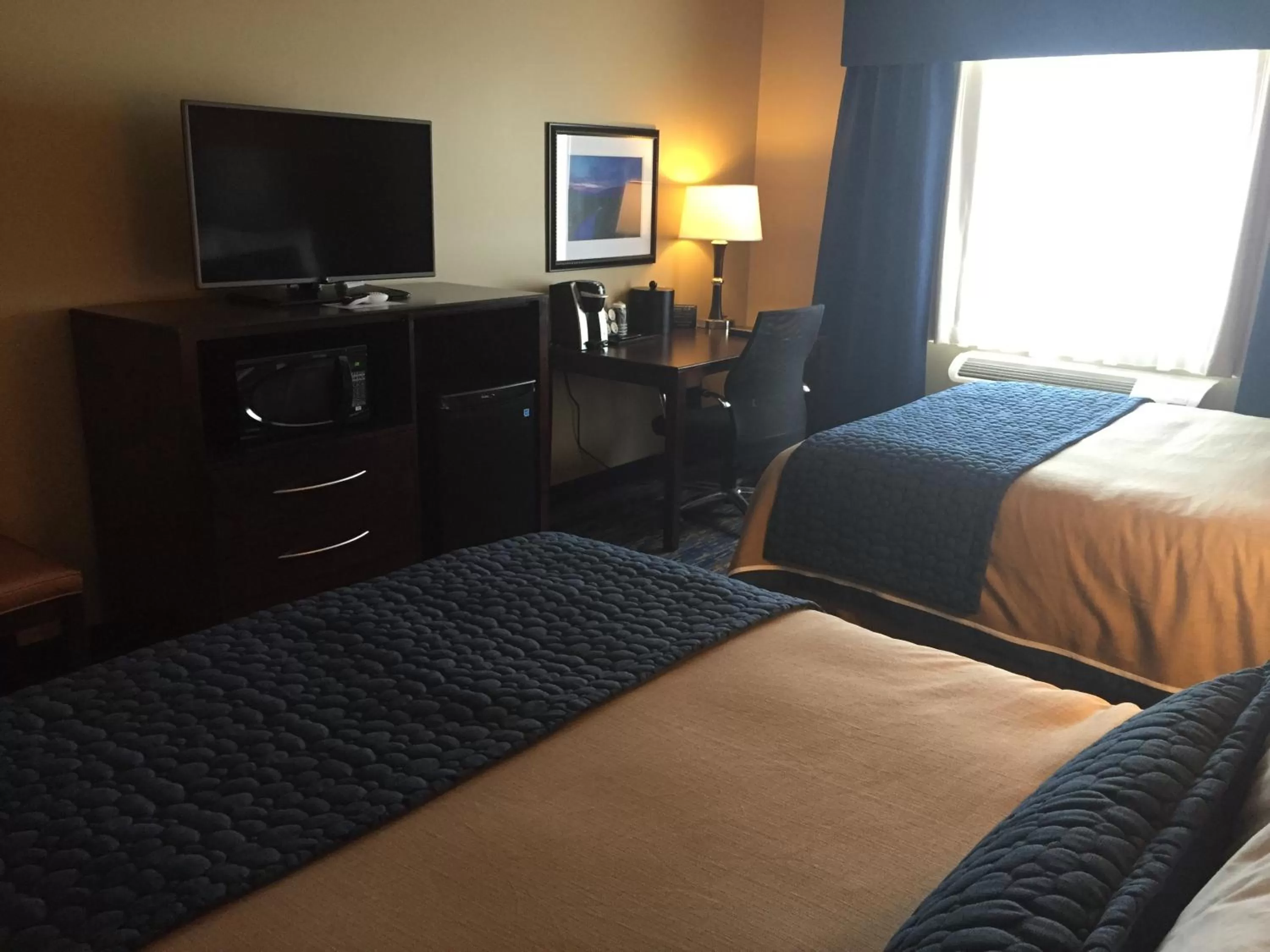 Coffee/tea facilities, Bed in Grandstay Hotel & Suites Mount Horeb - Madison