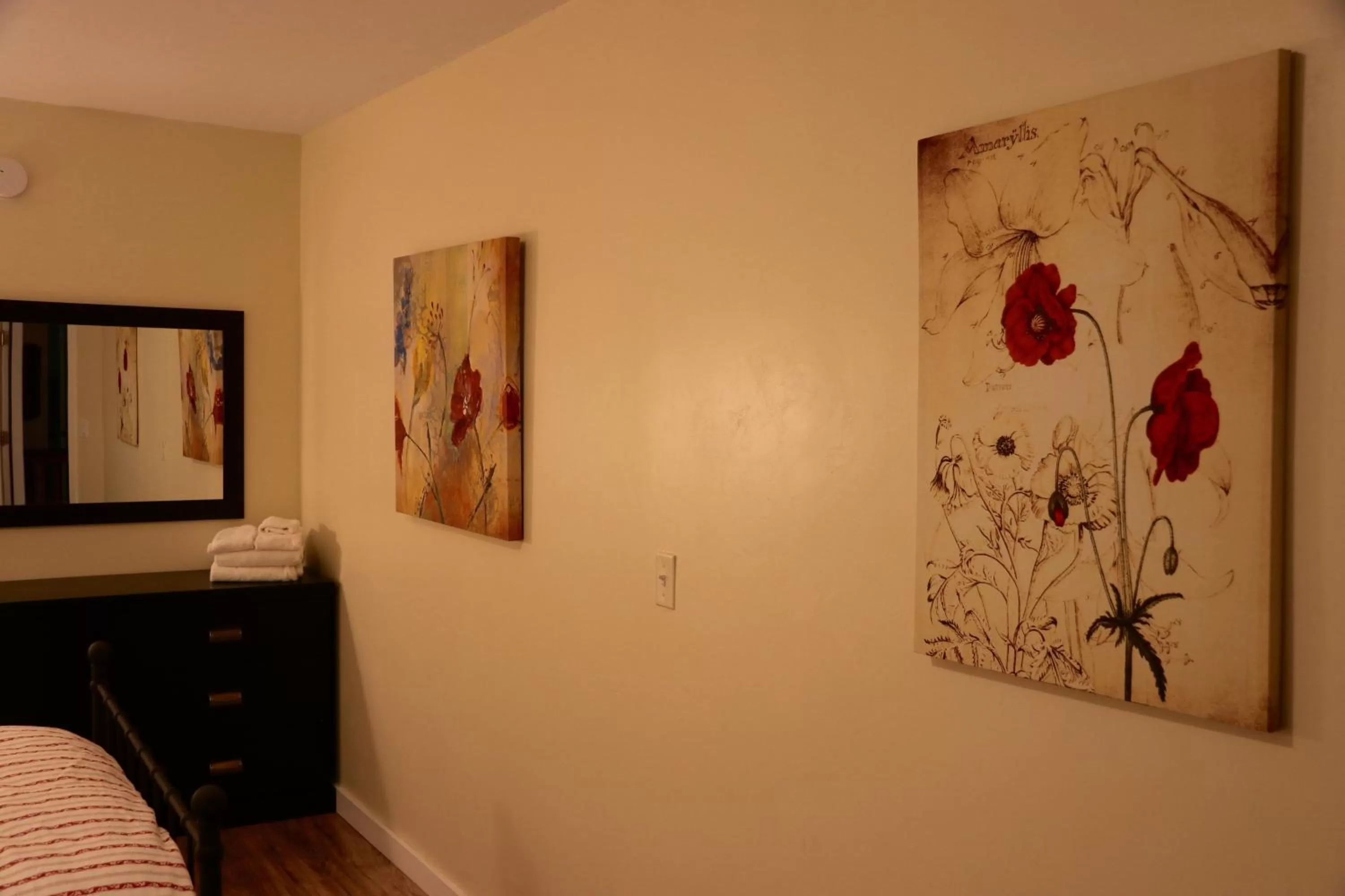 Property building, Bed in Mancos Inn