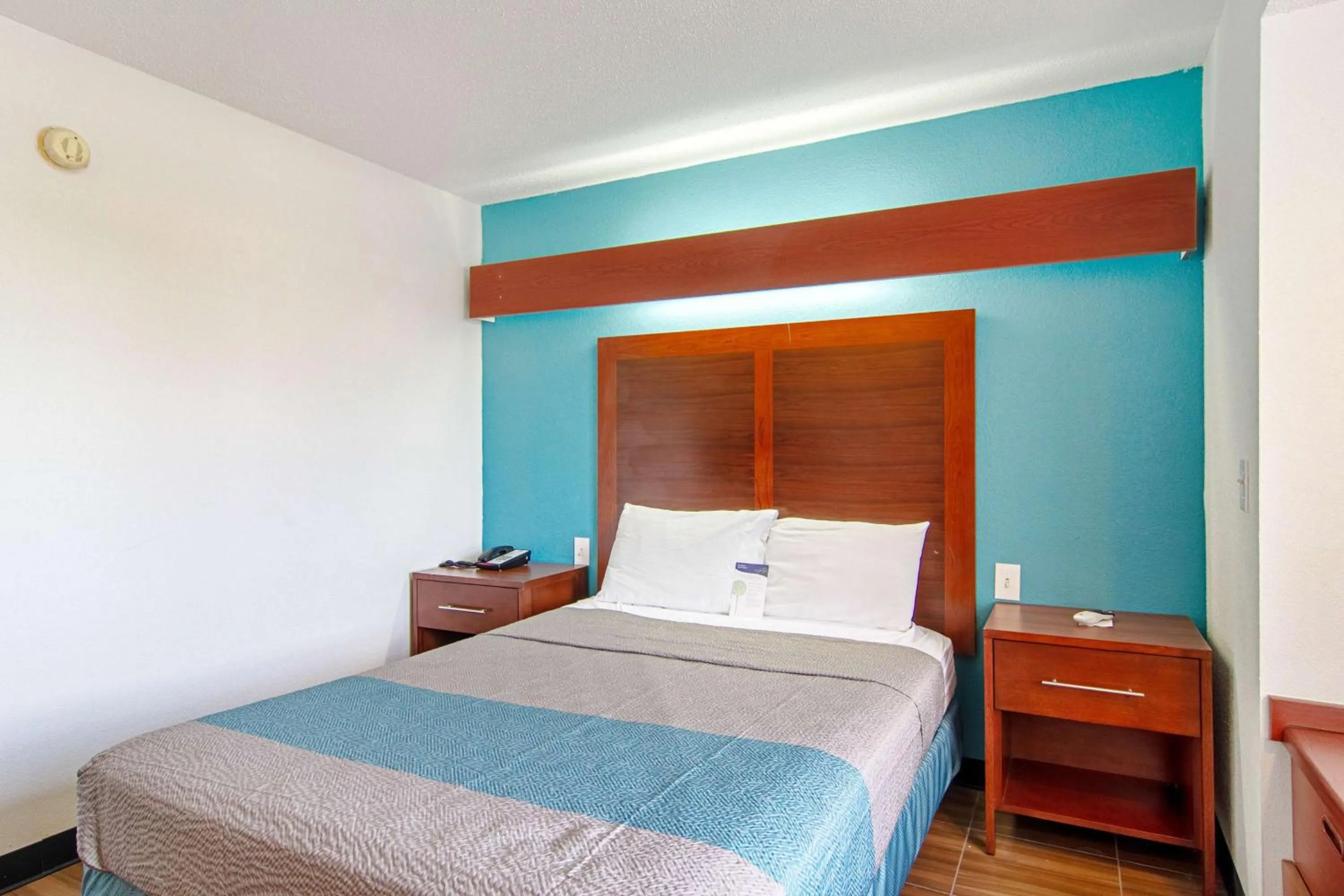 Photo of the whole room, Bed in Americas Best Value Inn & Suites Brunswick