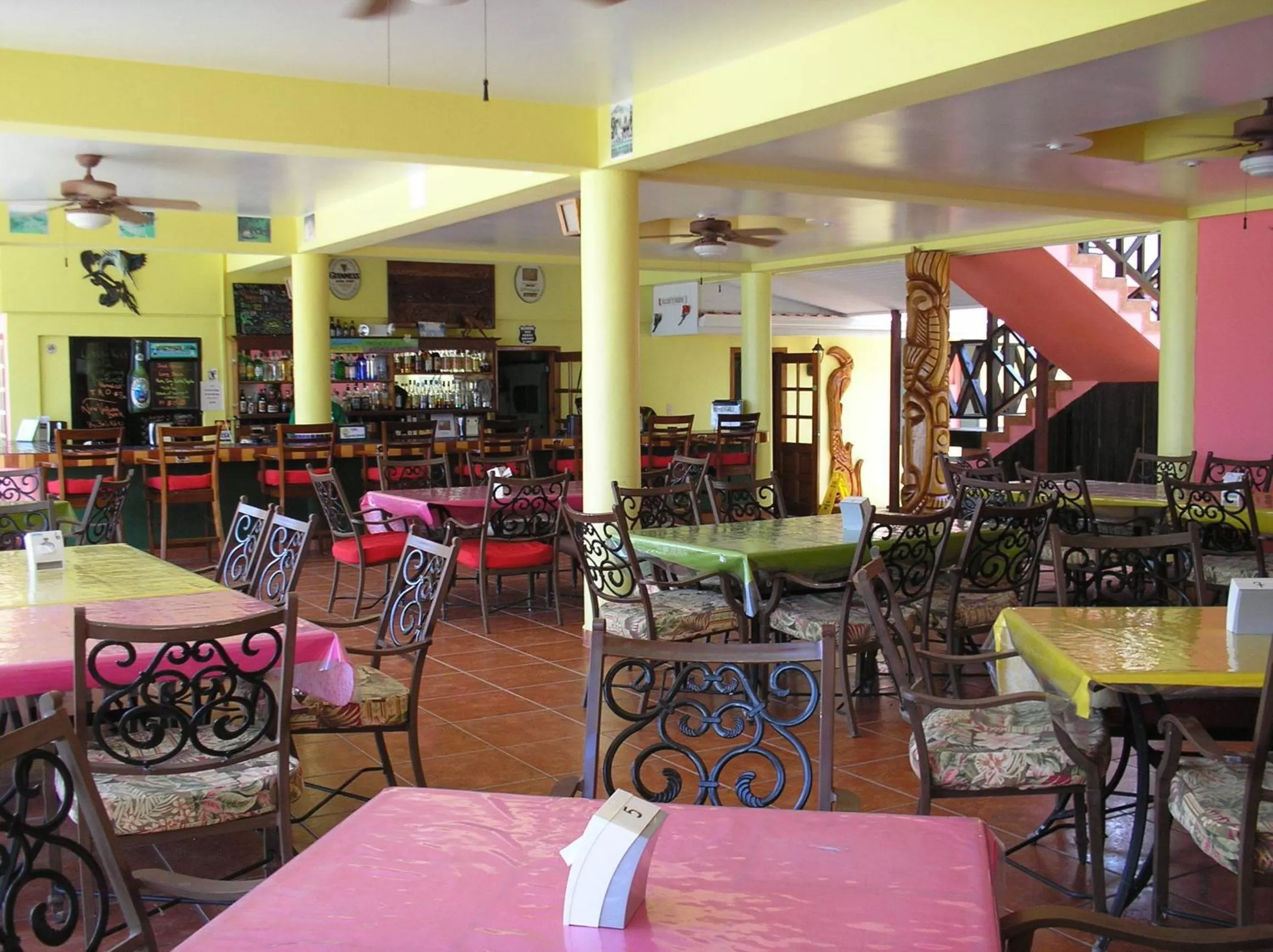 Restaurant/Places to Eat in Alan's Paradise Hotel