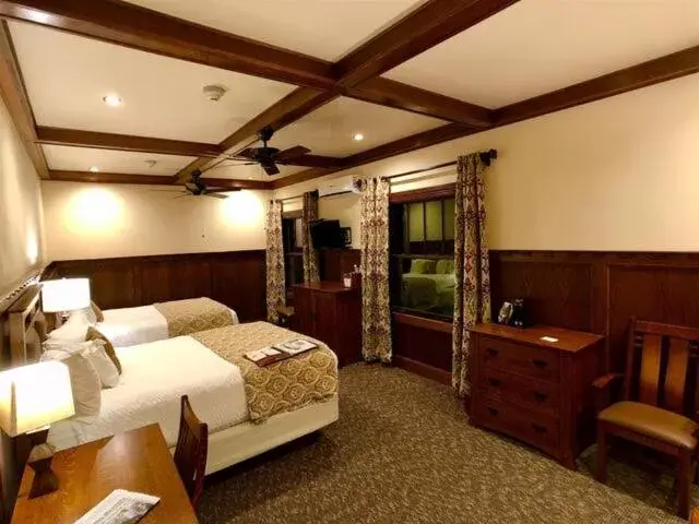 Queen Room with Two Queen Beds in The Lodge at Cloudcroft Queen Room with Two Queen Beds in The Lodge at Cloudcroft