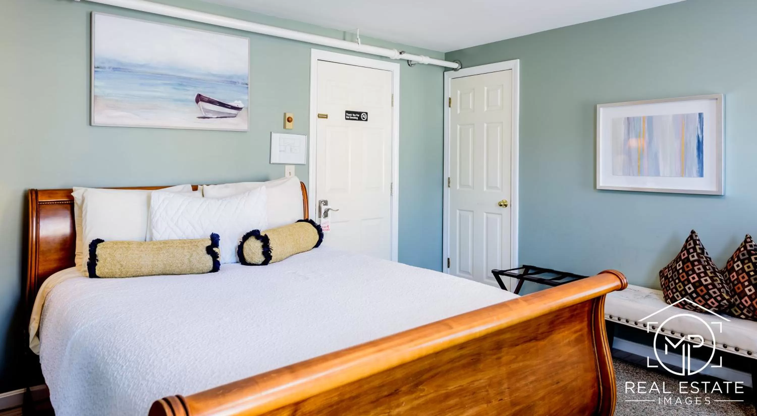 Bed in Bouchard Restaurant & Inn