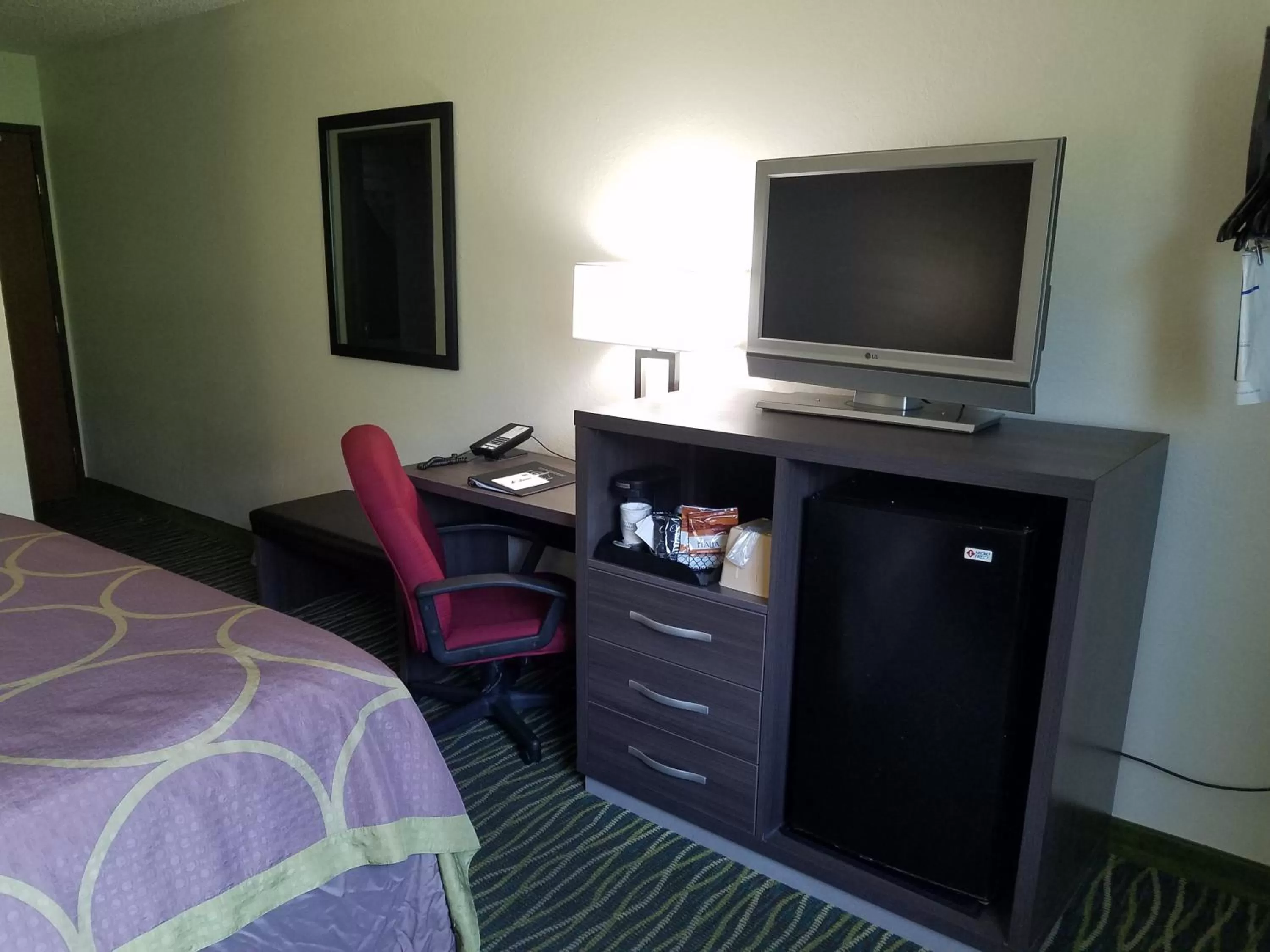 TV and multimedia, Bed in Super 8 by Wyndham Independence Kansas City