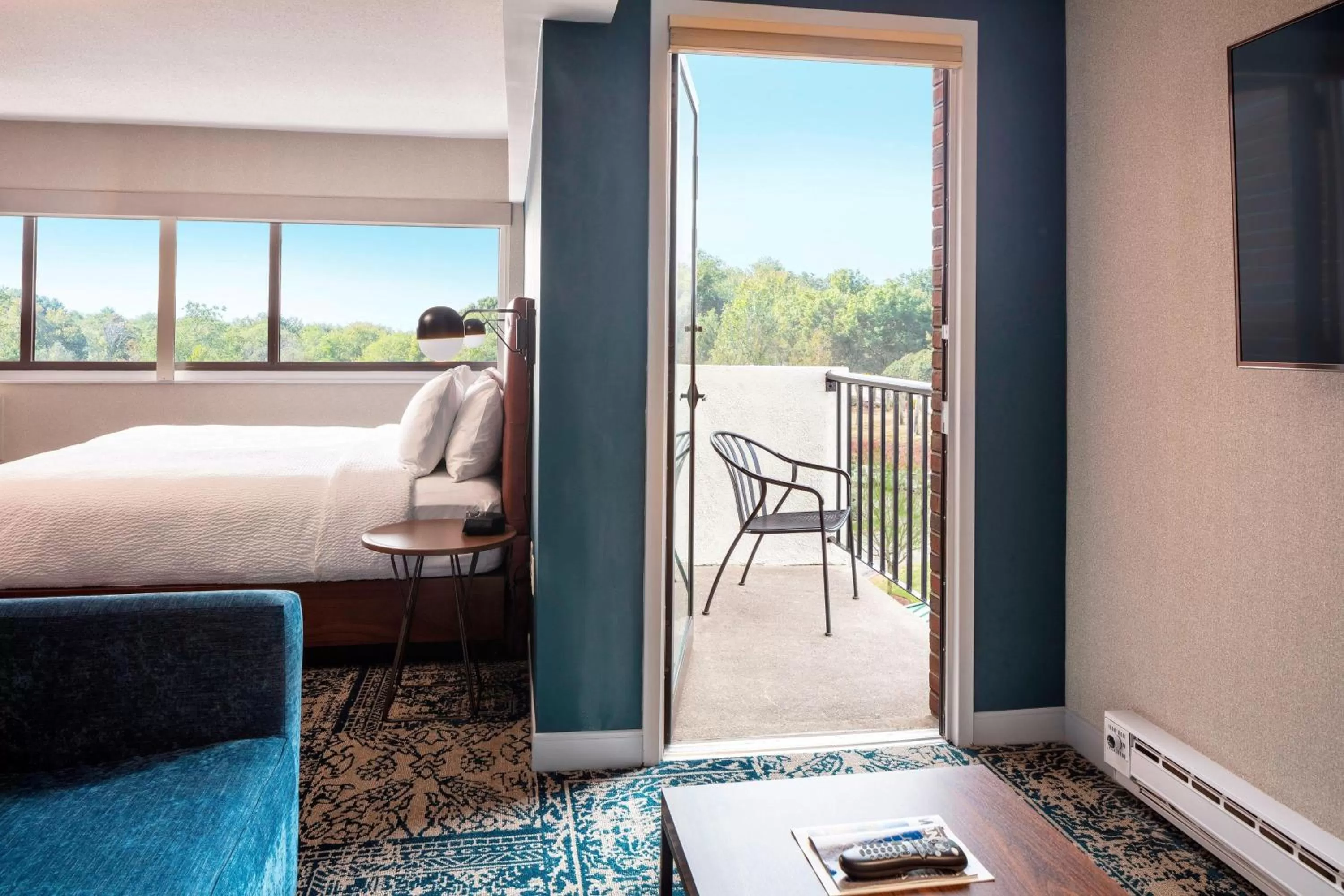 Photo of the whole room, Bed in Four Points by Sheraton Norwood Conference Center