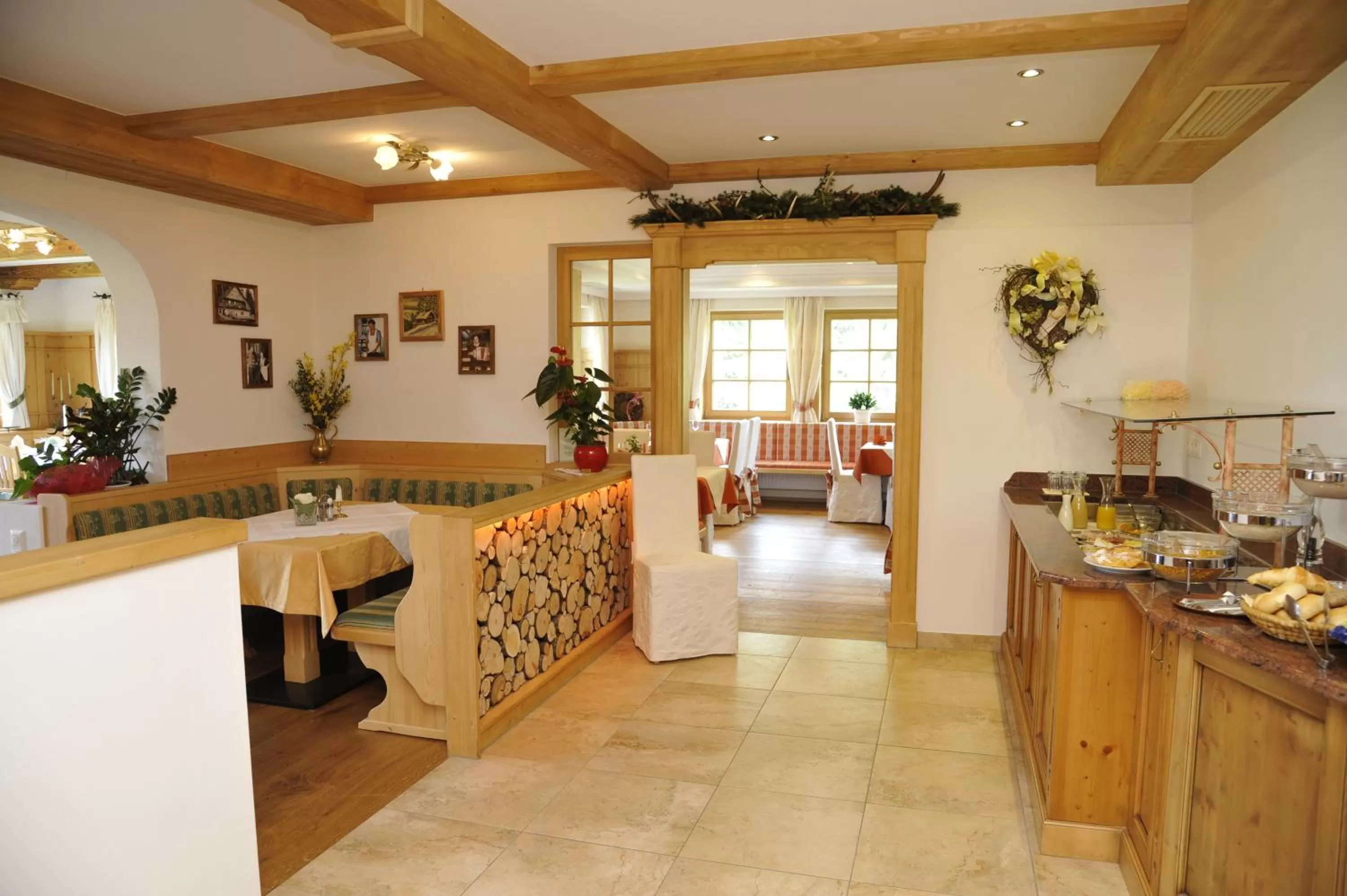 Restaurant/places to eat in Hotel Häuserl im Wald