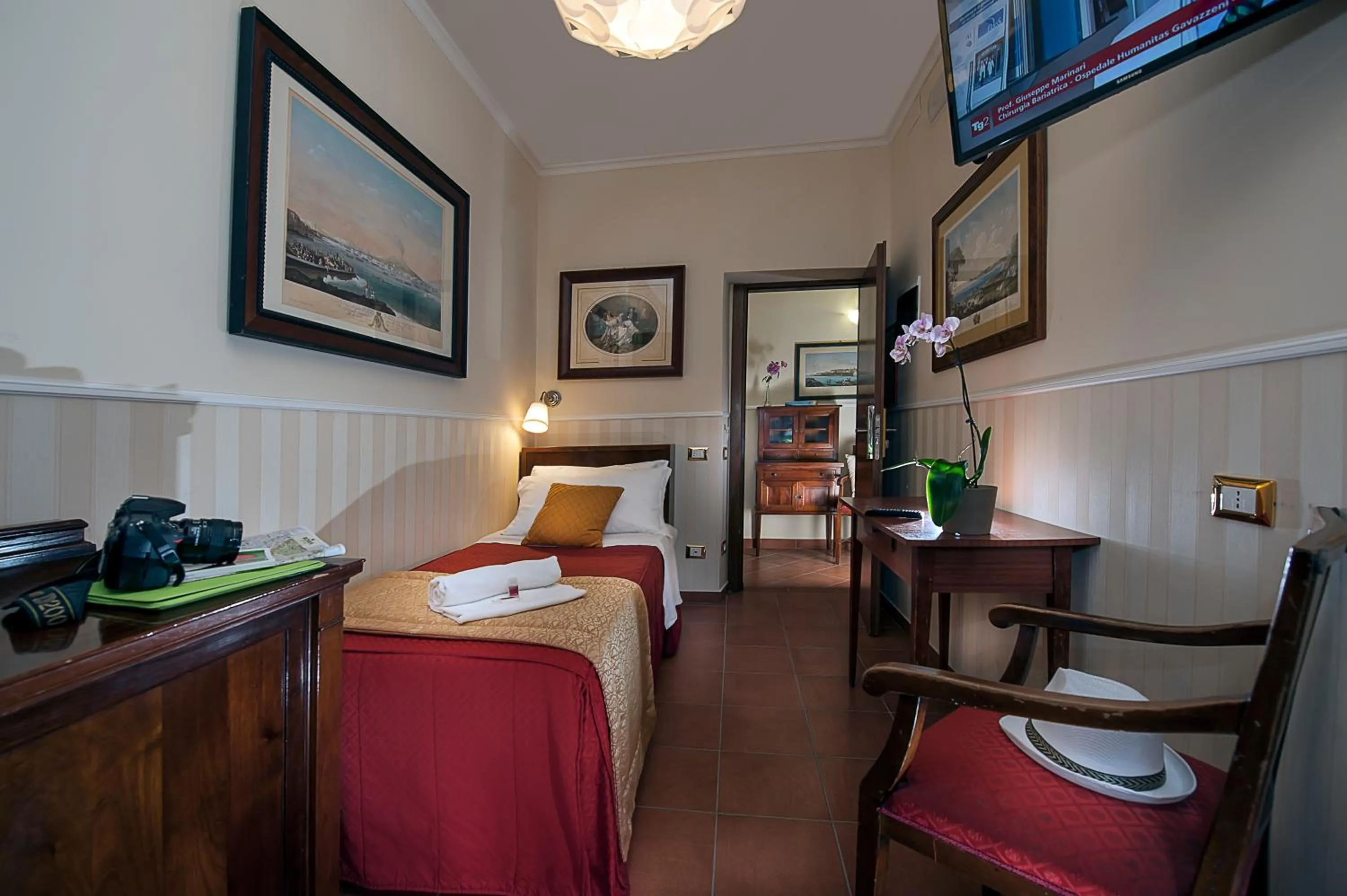 Photo of the whole room, Bed in Budget Rooms Des Arts