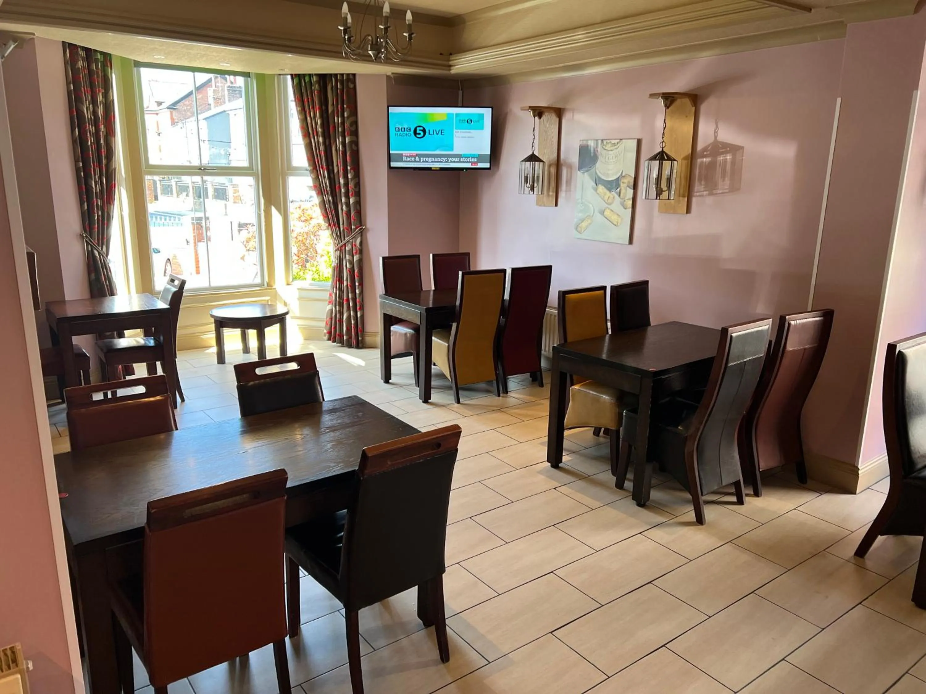 Restaurant/places to eat in Southport Metro Hotel