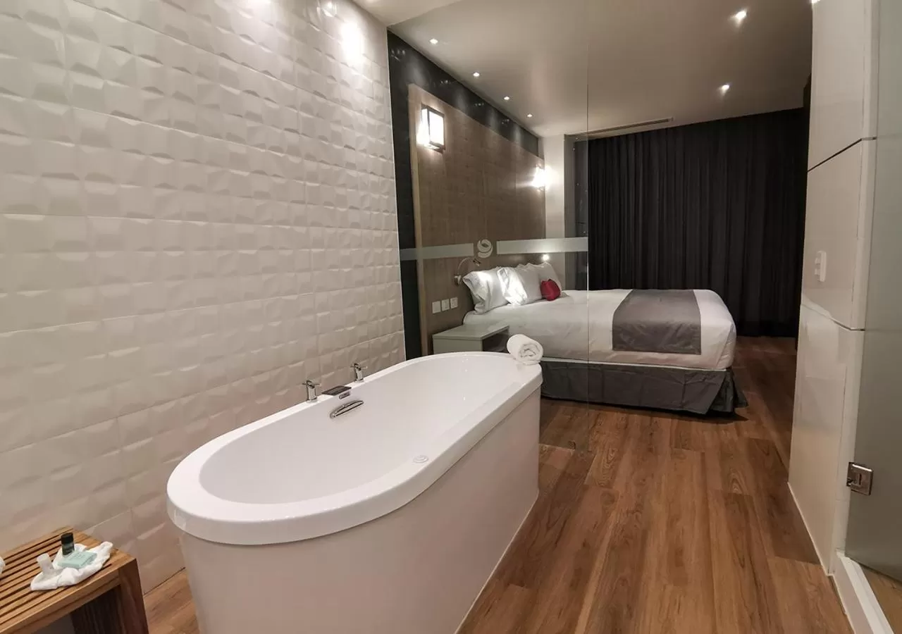 Hot Tub, Bed in Ramada Encore by Wyndham Guadalajara Aeropuerto
