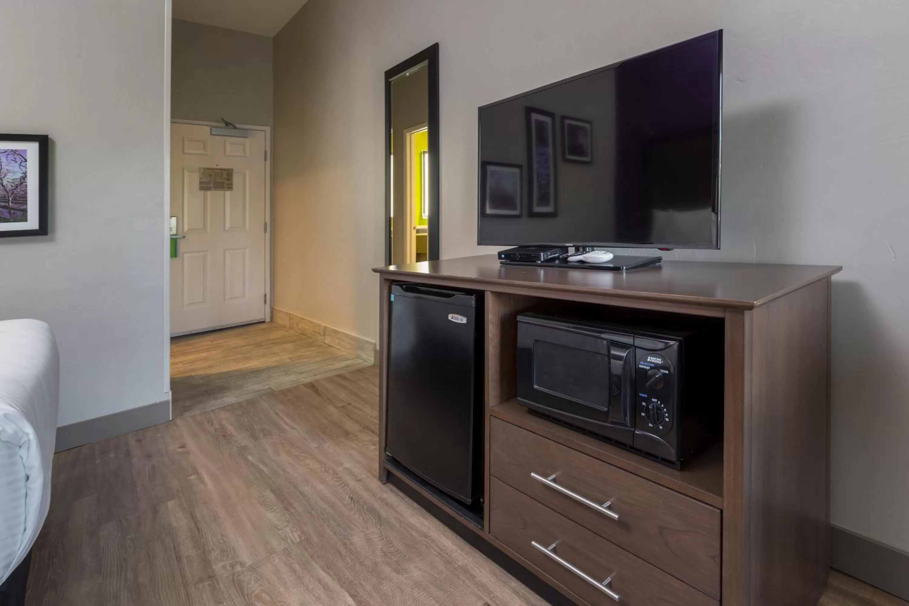 TV and multimedia in La Quinta by Wyndham Visalia/Sequoia Gateway