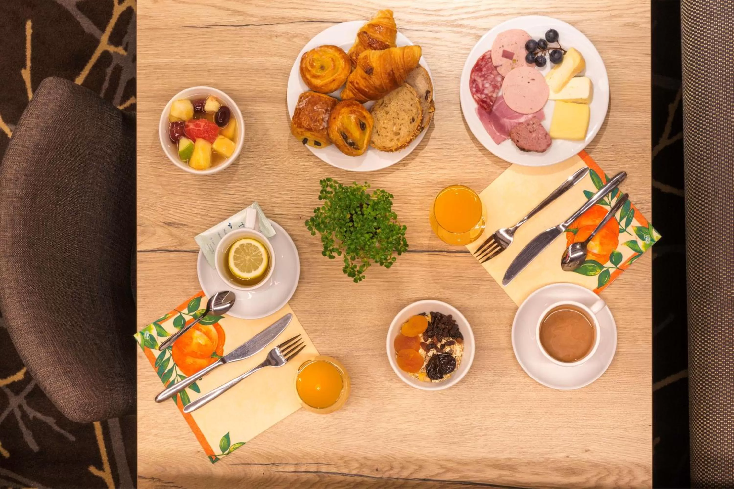 Restaurant/places to eat in Hotel KLE, BW Signature Collection