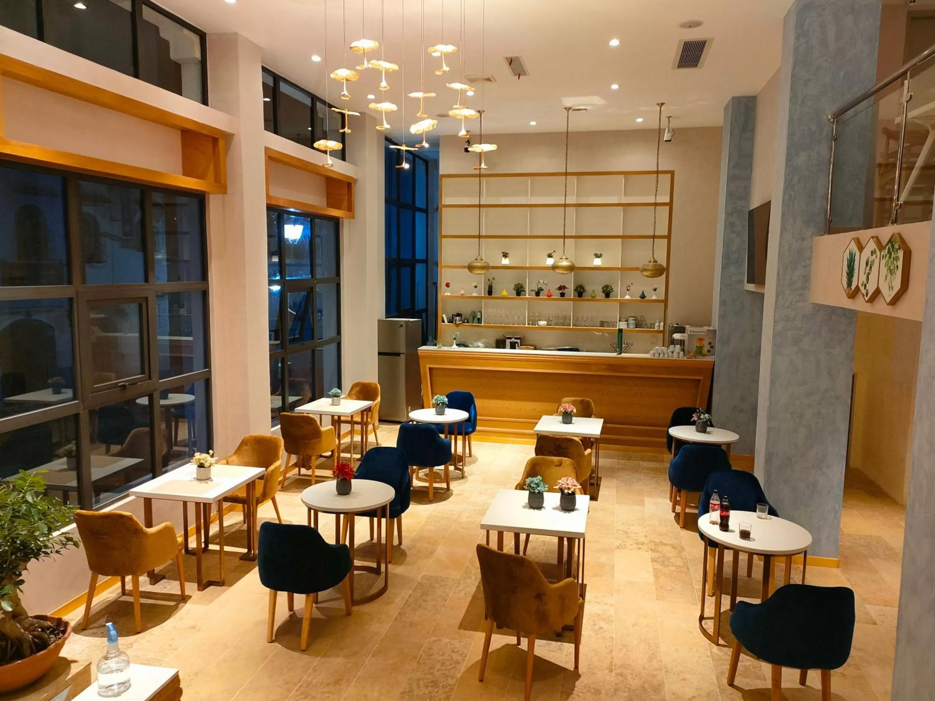 Restaurant/places to eat in VANCII Hotel