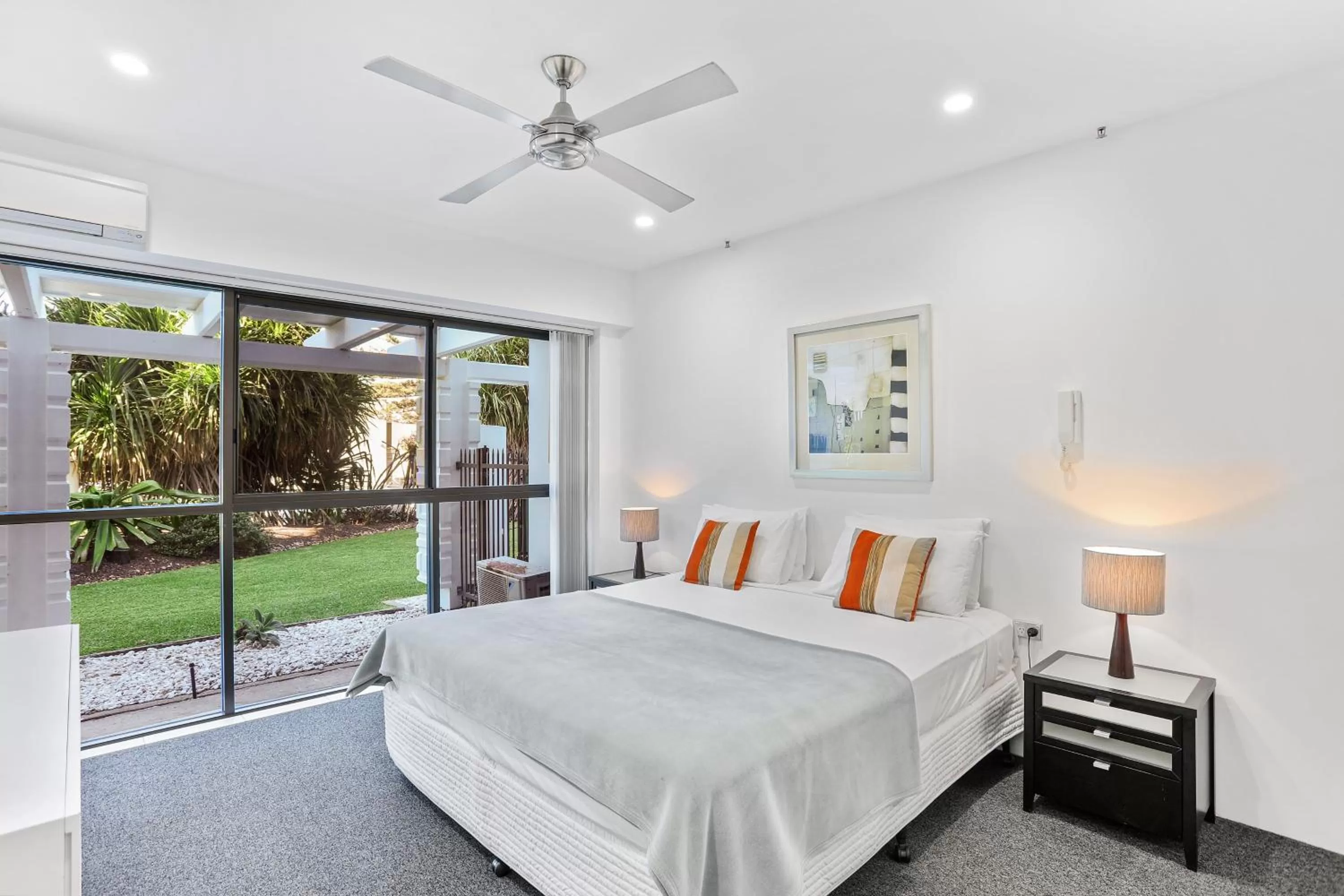 Bedroom, Bed in De Ville Apartments