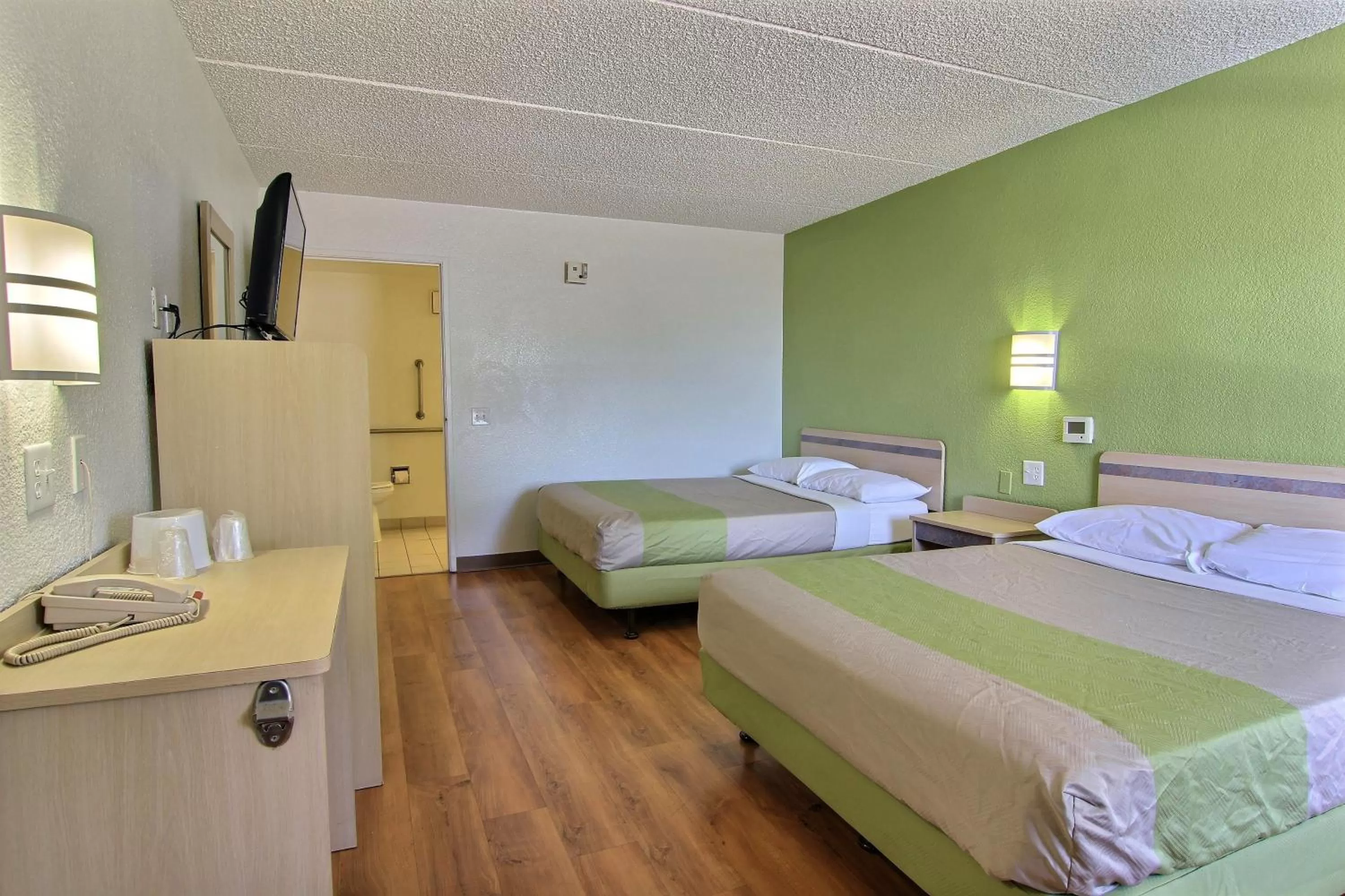 Bedroom, Bed in Motel 6 Austin, TX - Central Downtown UT