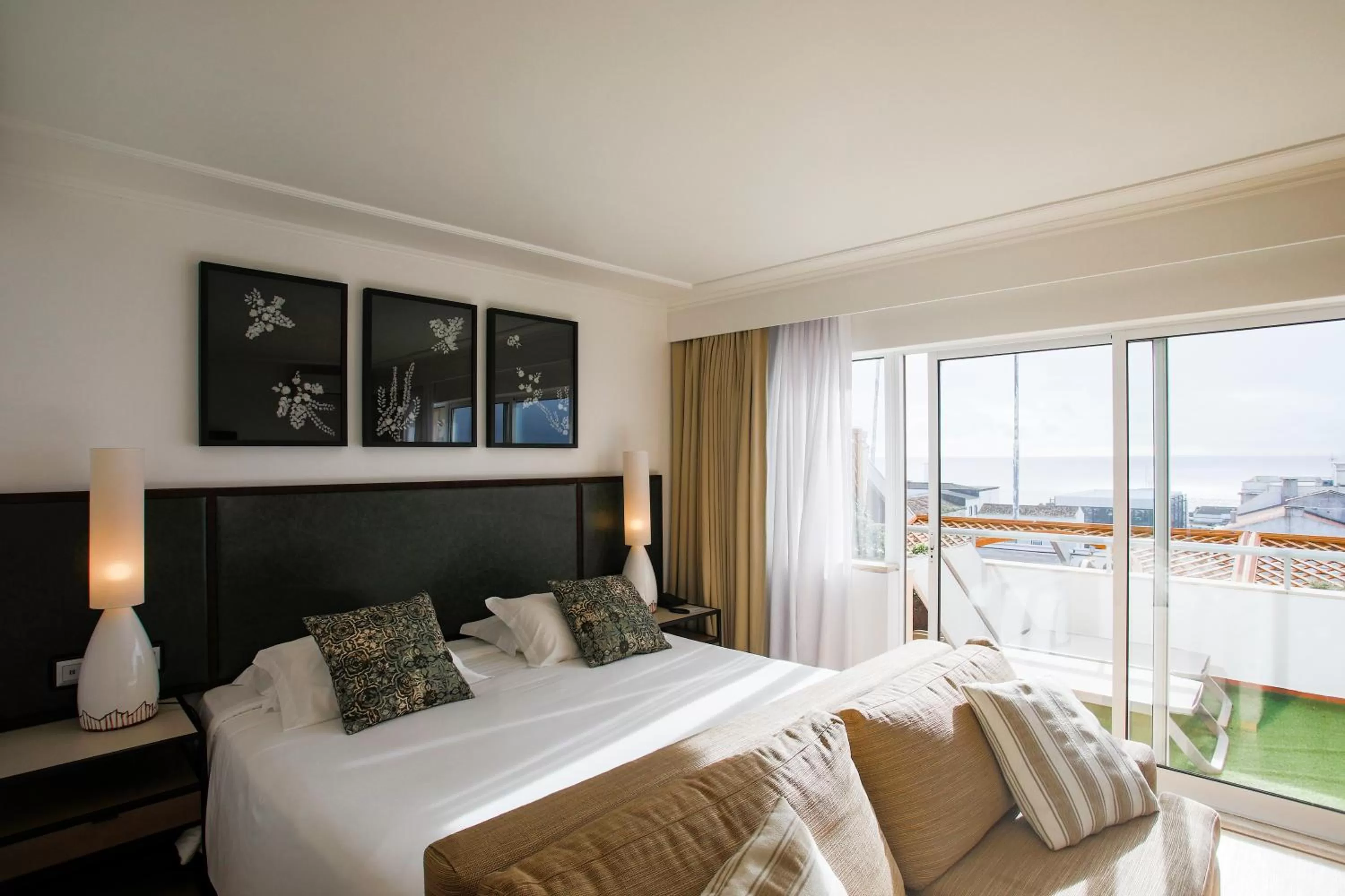 Balcony/Terrace, Bed in Hotel Ponta Delgada