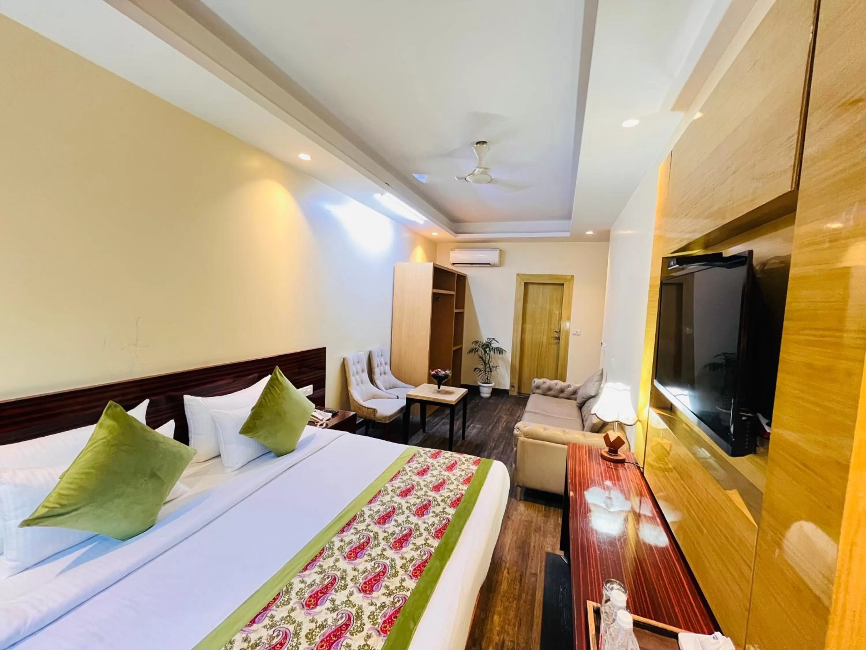 TV and multimedia, Bed in Hotel Banz near Delhi Airport