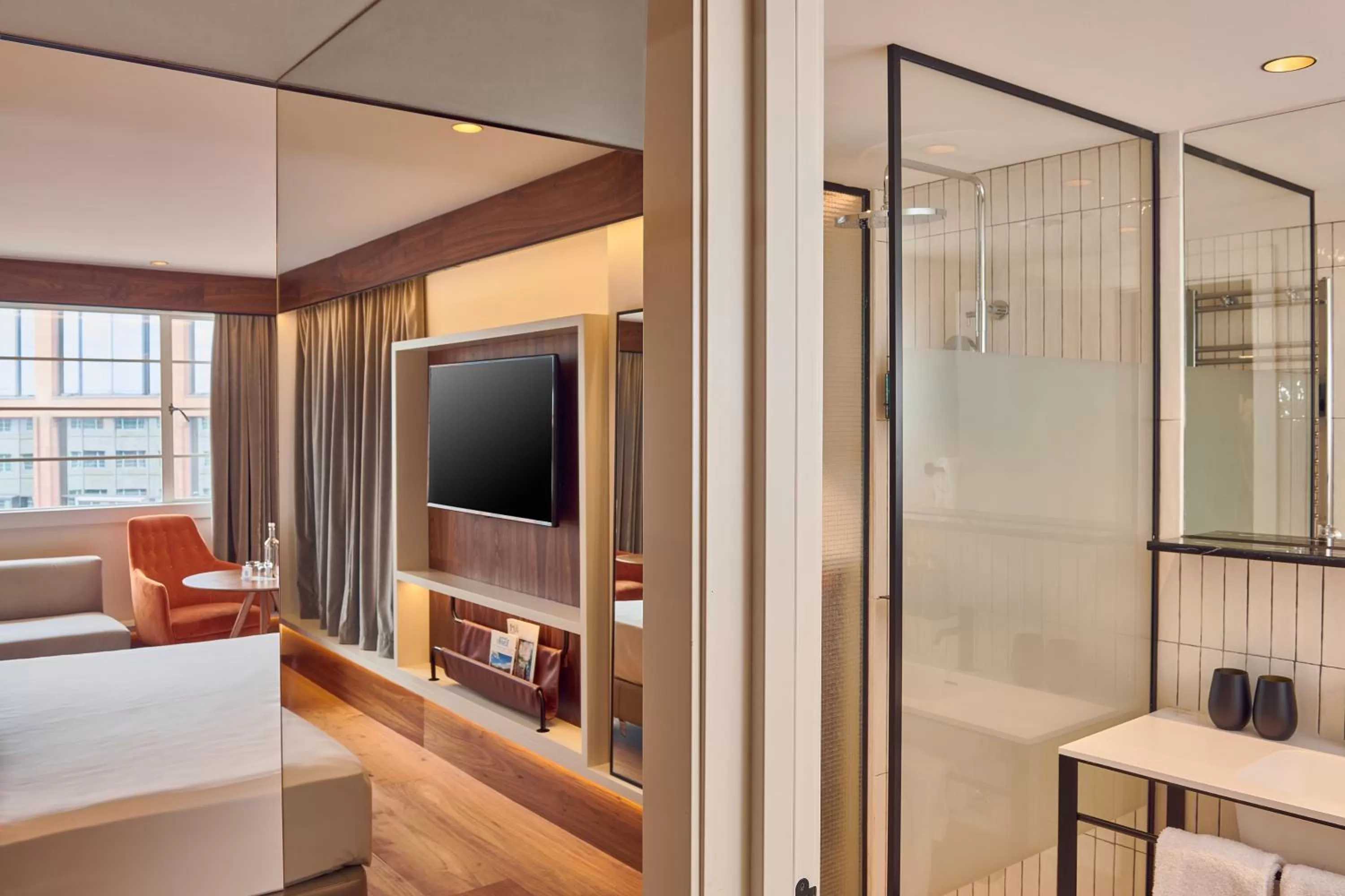 Shower, Bed in Melia White House Hotel