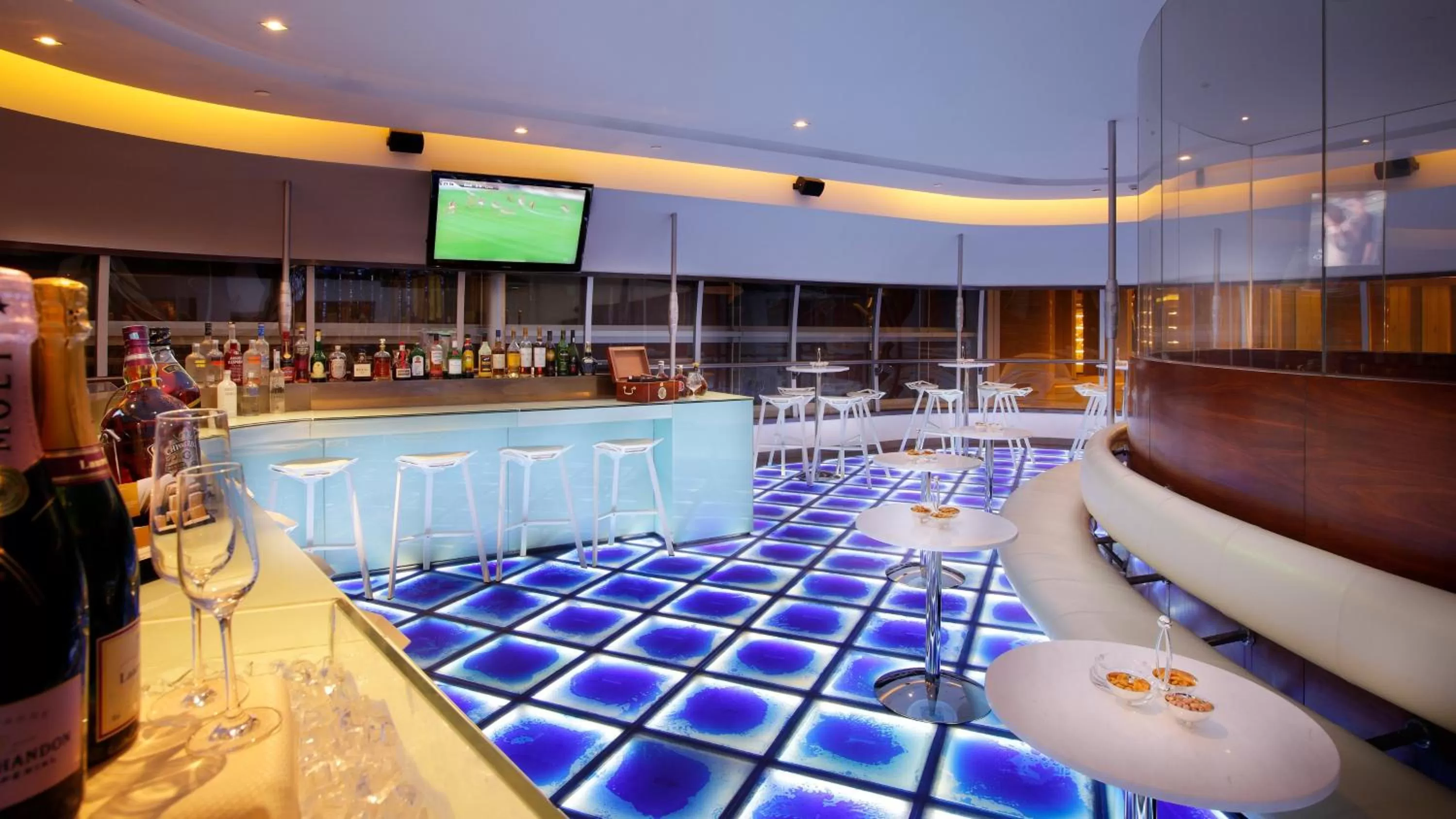 Lounge or bar in InterContinental Nanjing by IHG