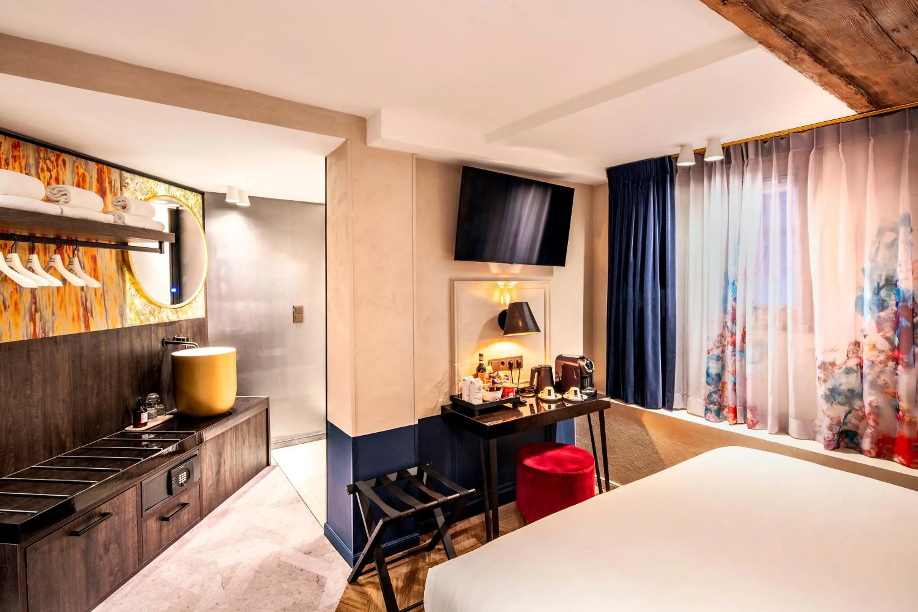 TV and multimedia, TV/Entertainment Center in Rokin Hotel