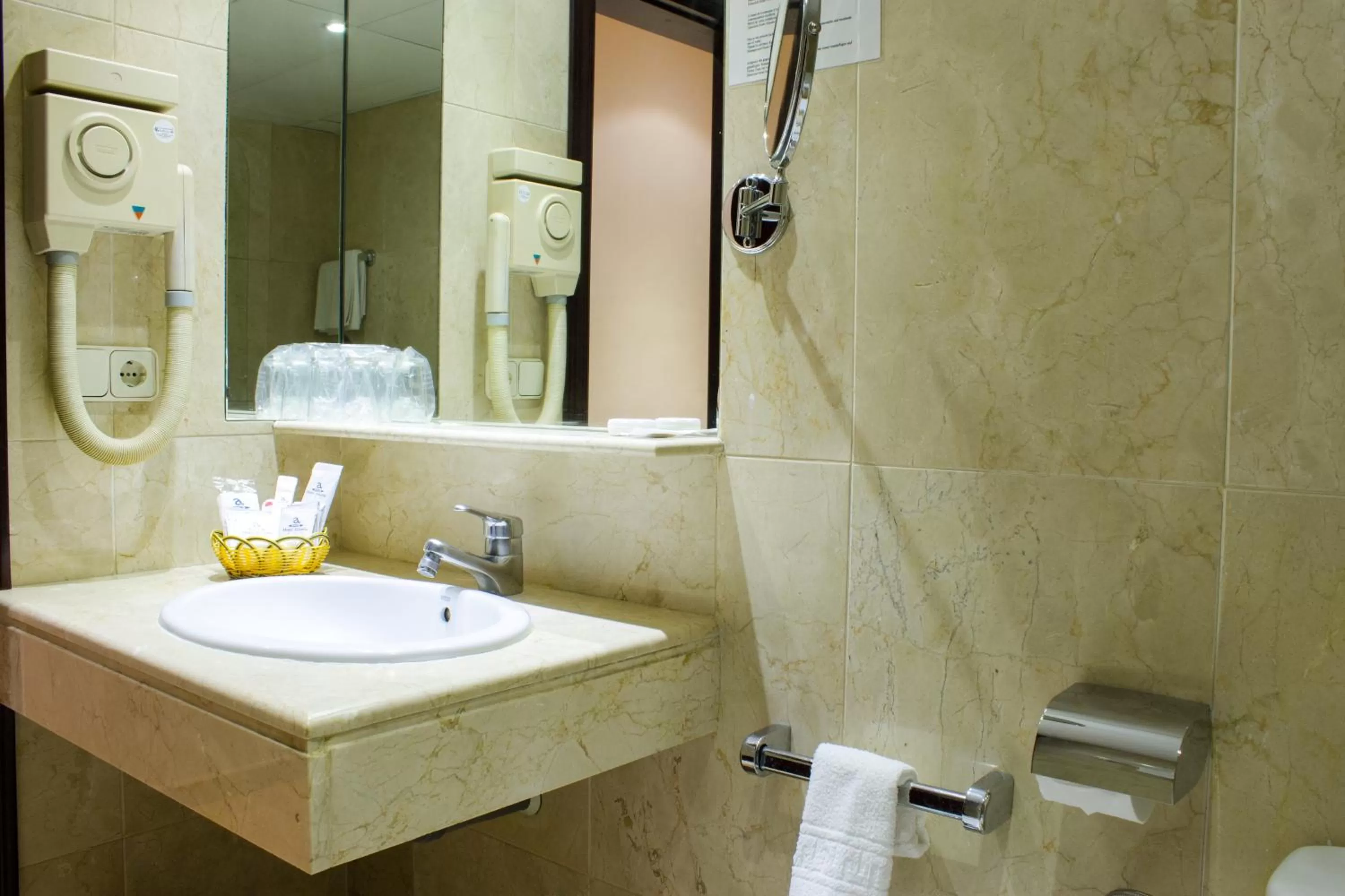 Bathroom in Atlantis by Atbcn