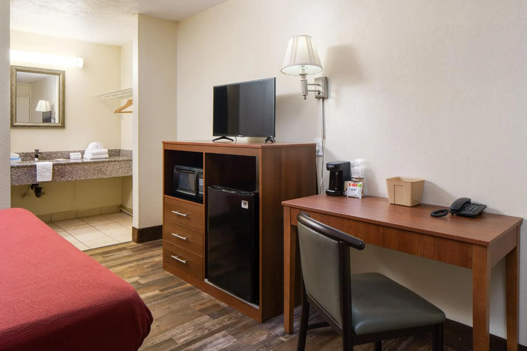 TV and multimedia in Americana Inn a Travelodge by Wyndham