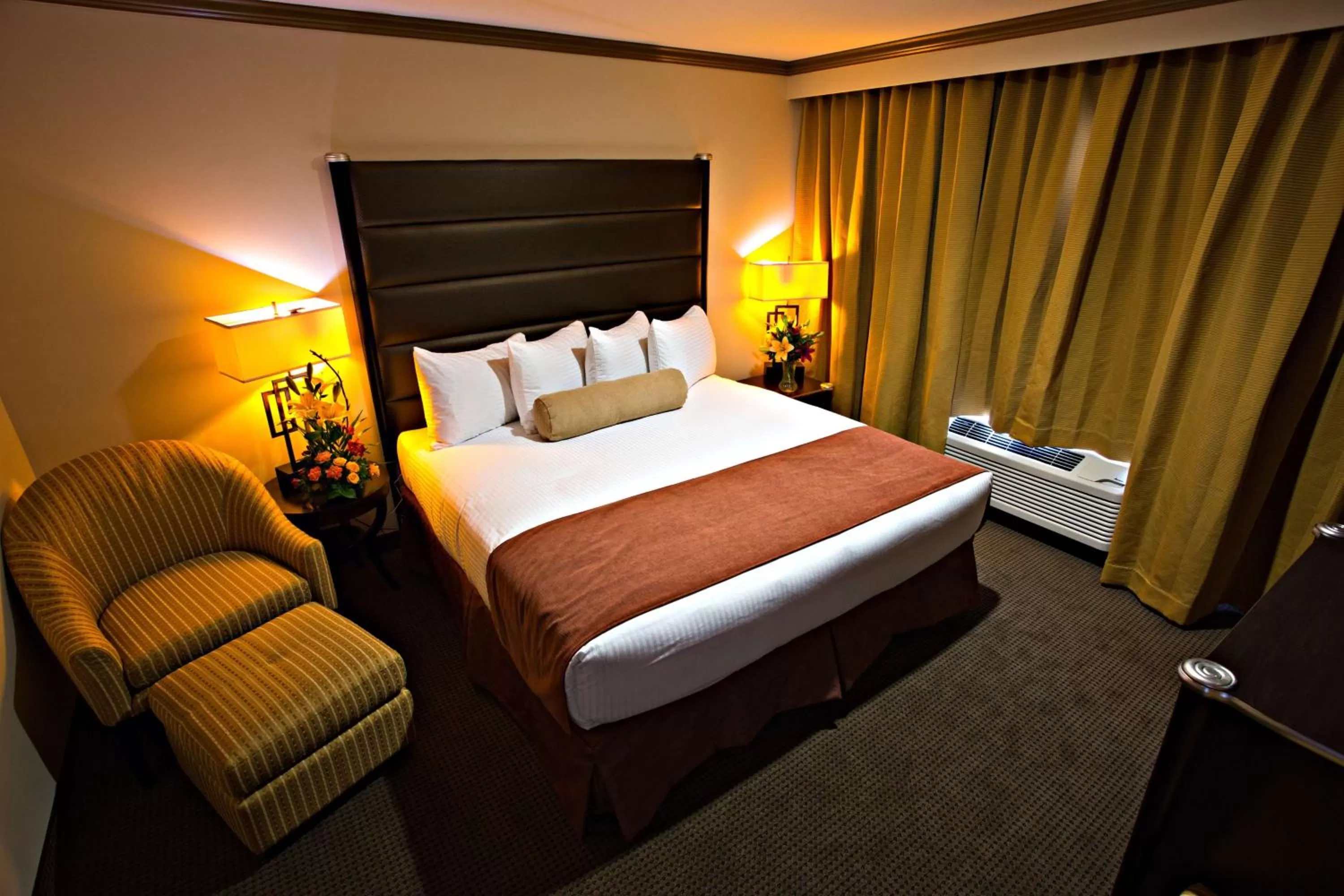 Photo of the whole room, Bed in Camrose Resort Hotel