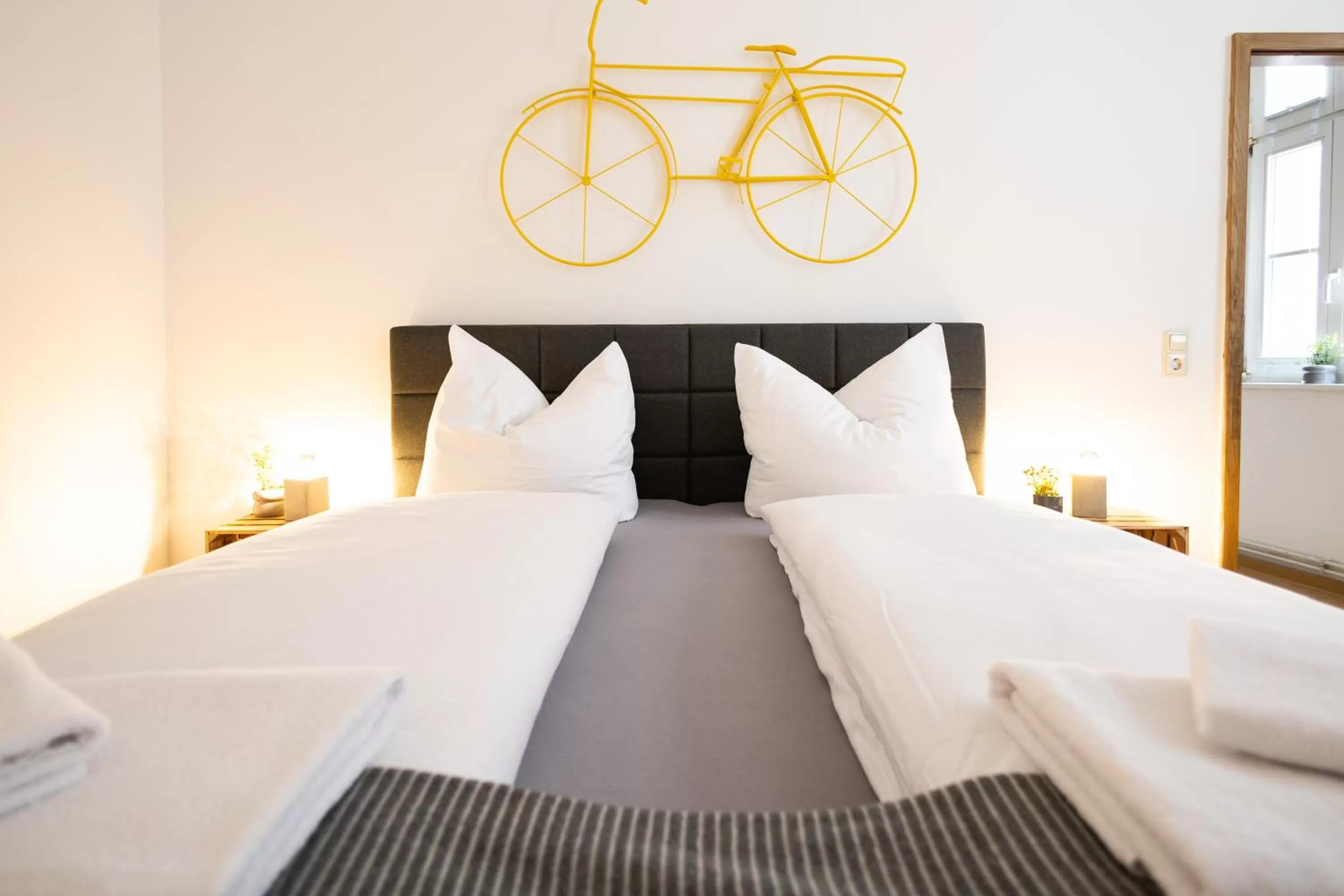 Bedroom, Bed in Apartments an der Oper - Innenstadt - Zentral - Küche - Wifi - Powered by Ko-Living