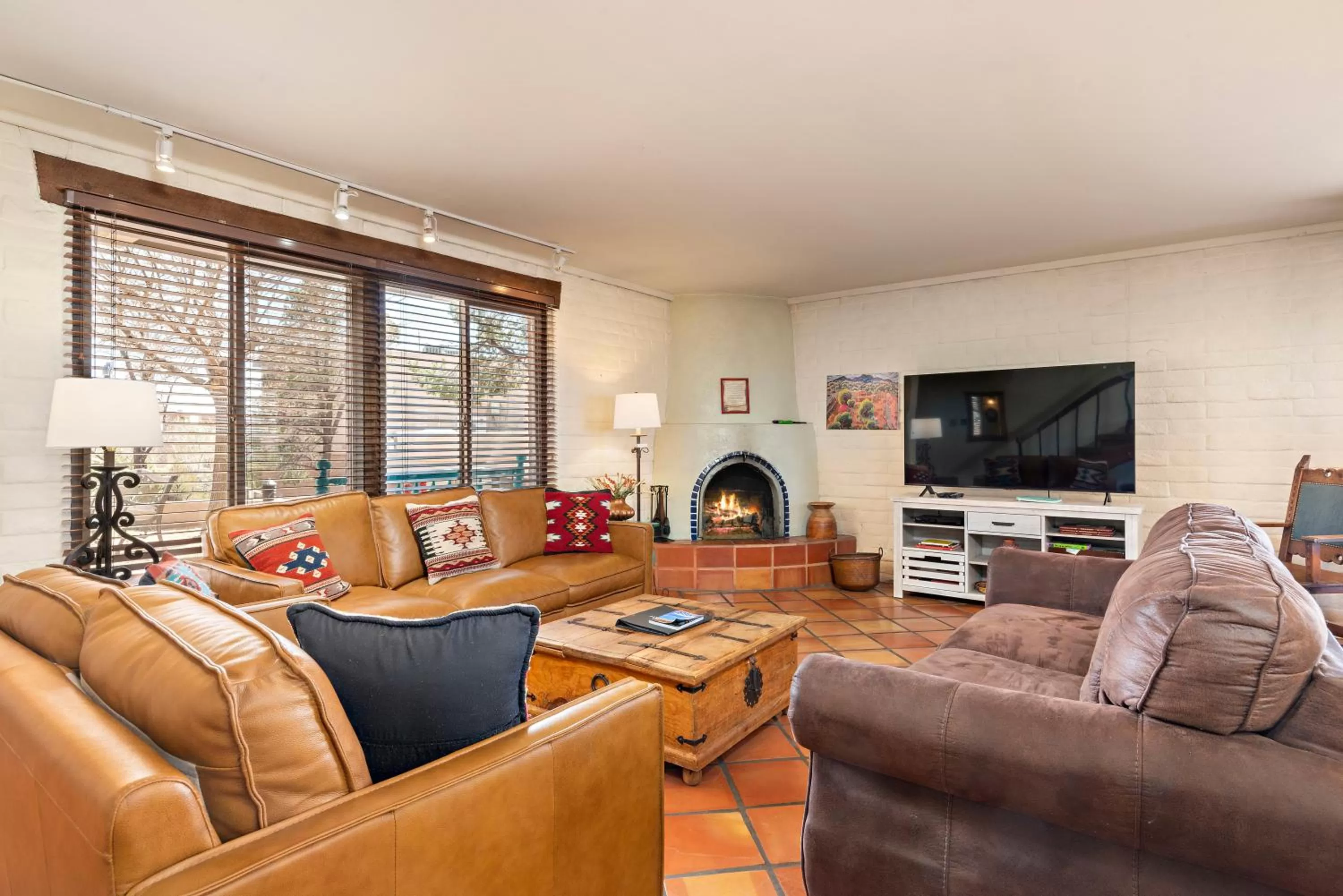 TV and multimedia in Fort Marcy Suites by All Seasons Resort Lodging