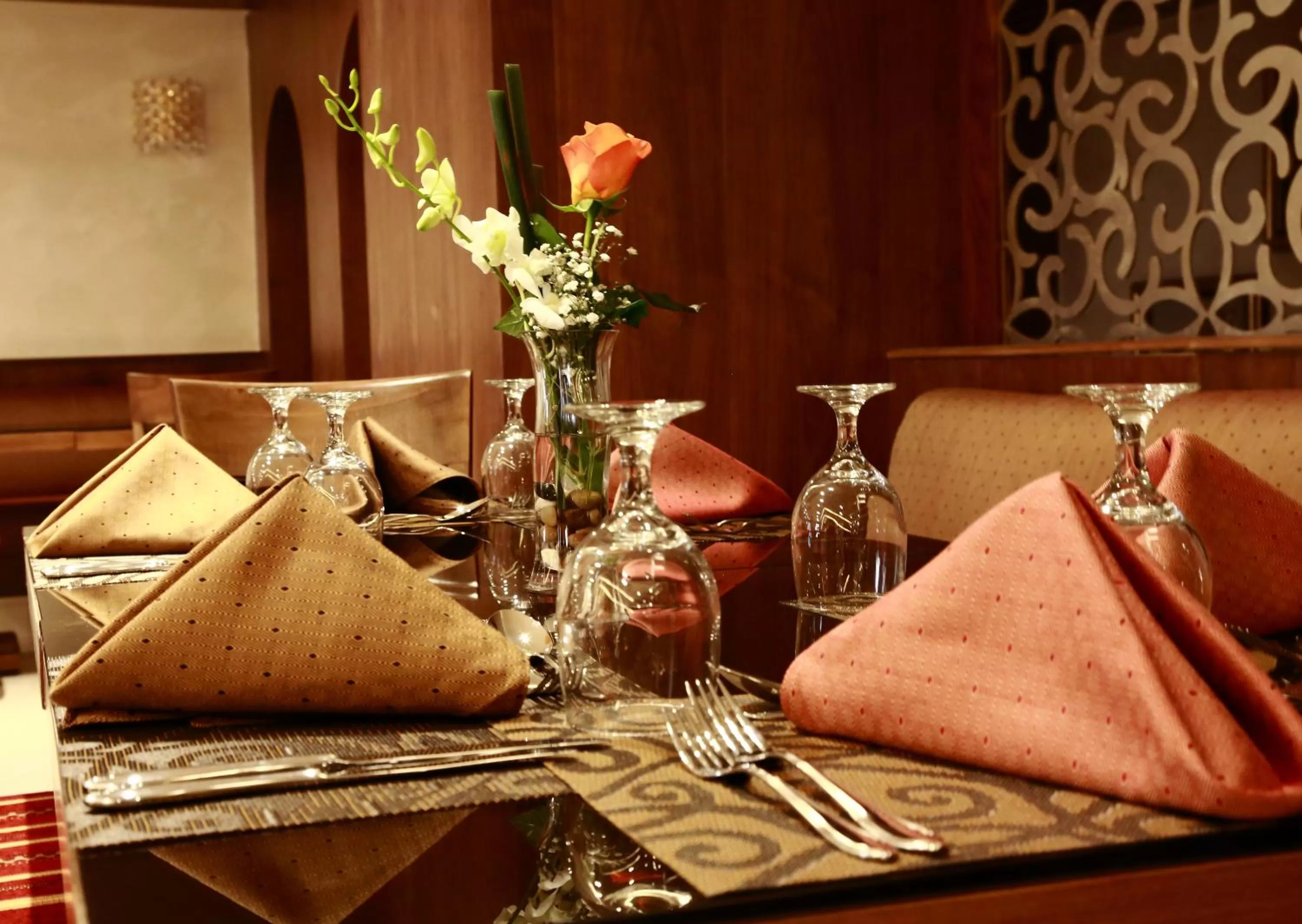 Restaurant/places to eat in Seven Roses Hotel