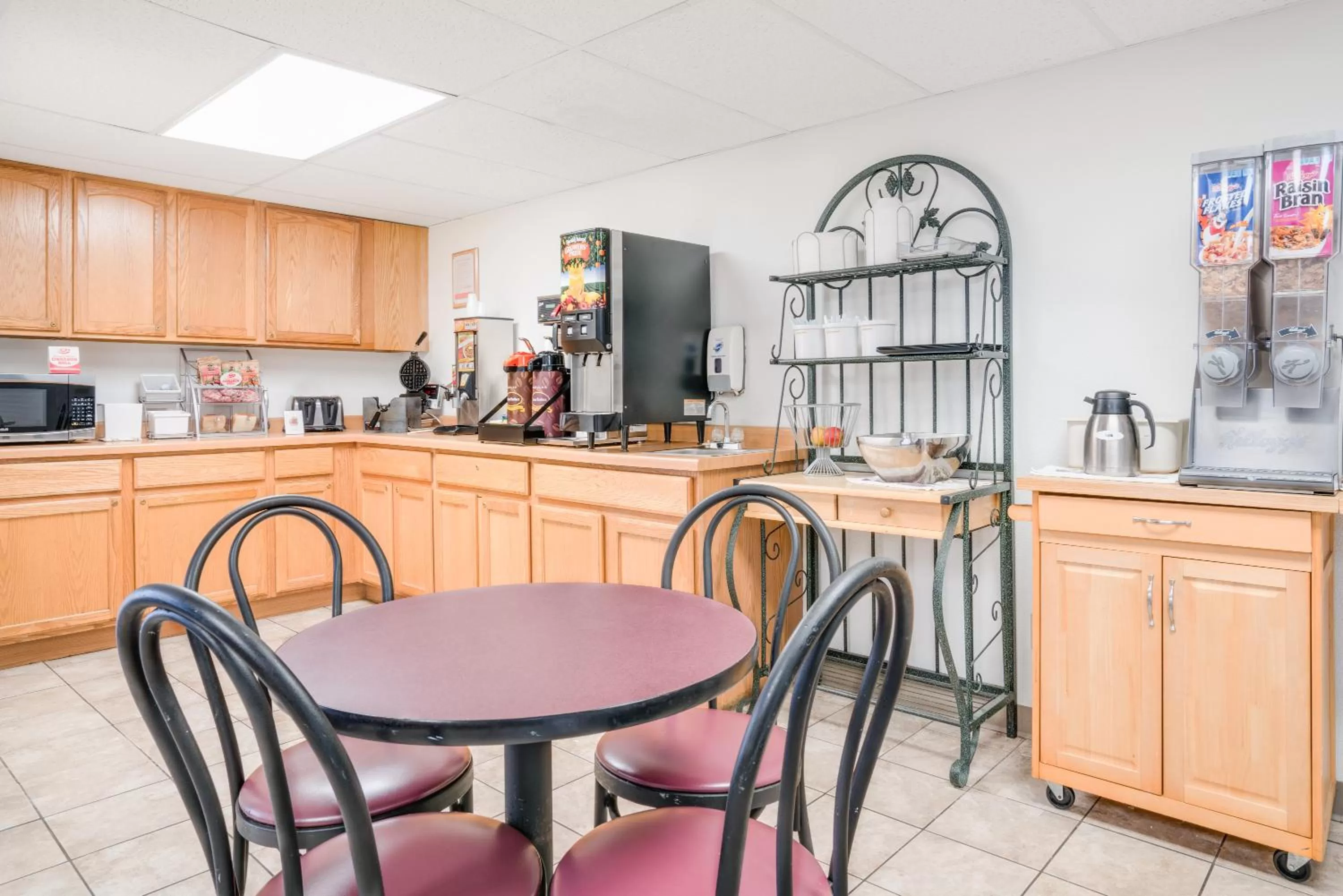 Food and drinks in Super 8 by Wyndham Tomah Wisconsin