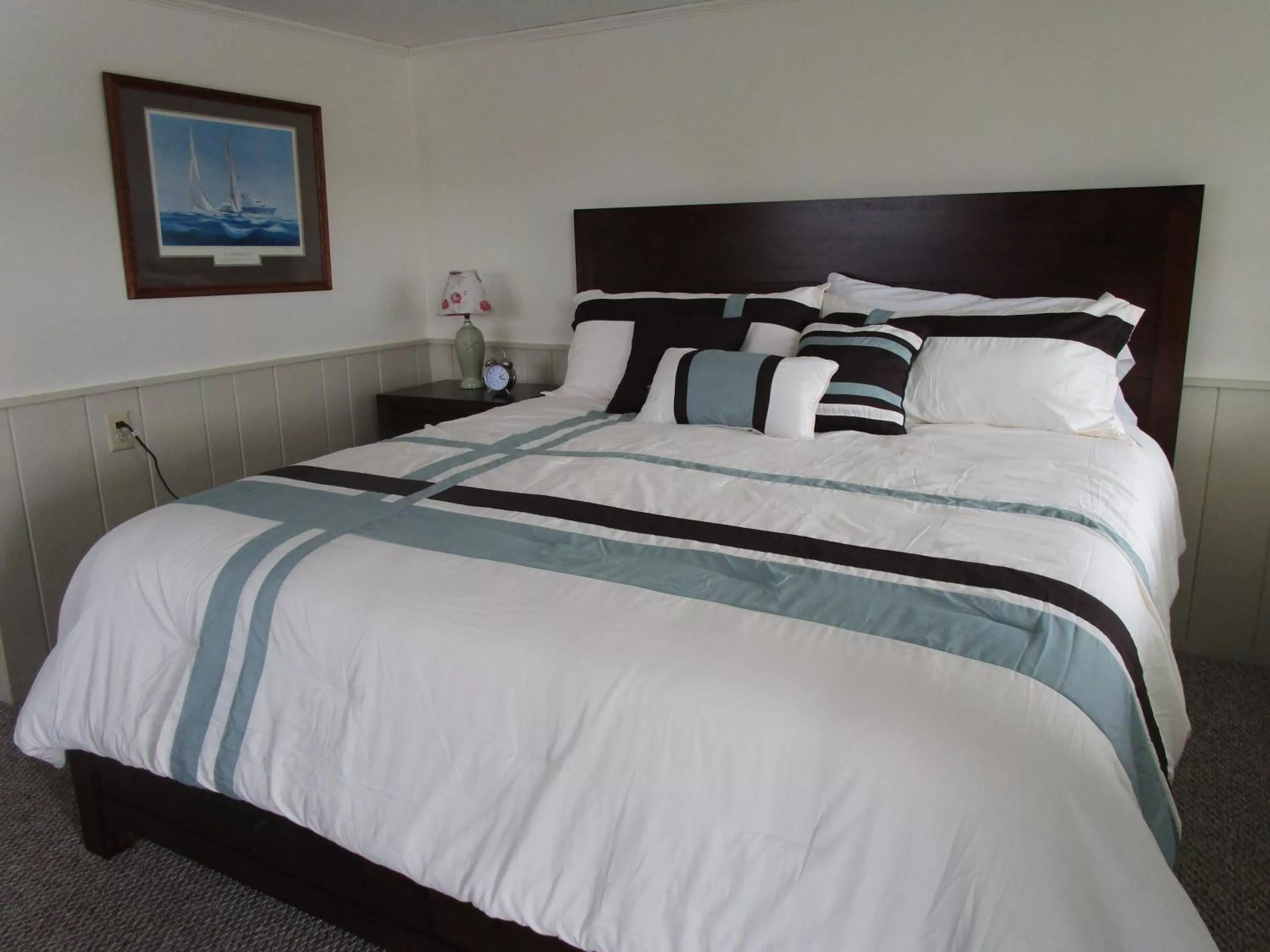 Bed in Shea's Riverside Inn & Motel