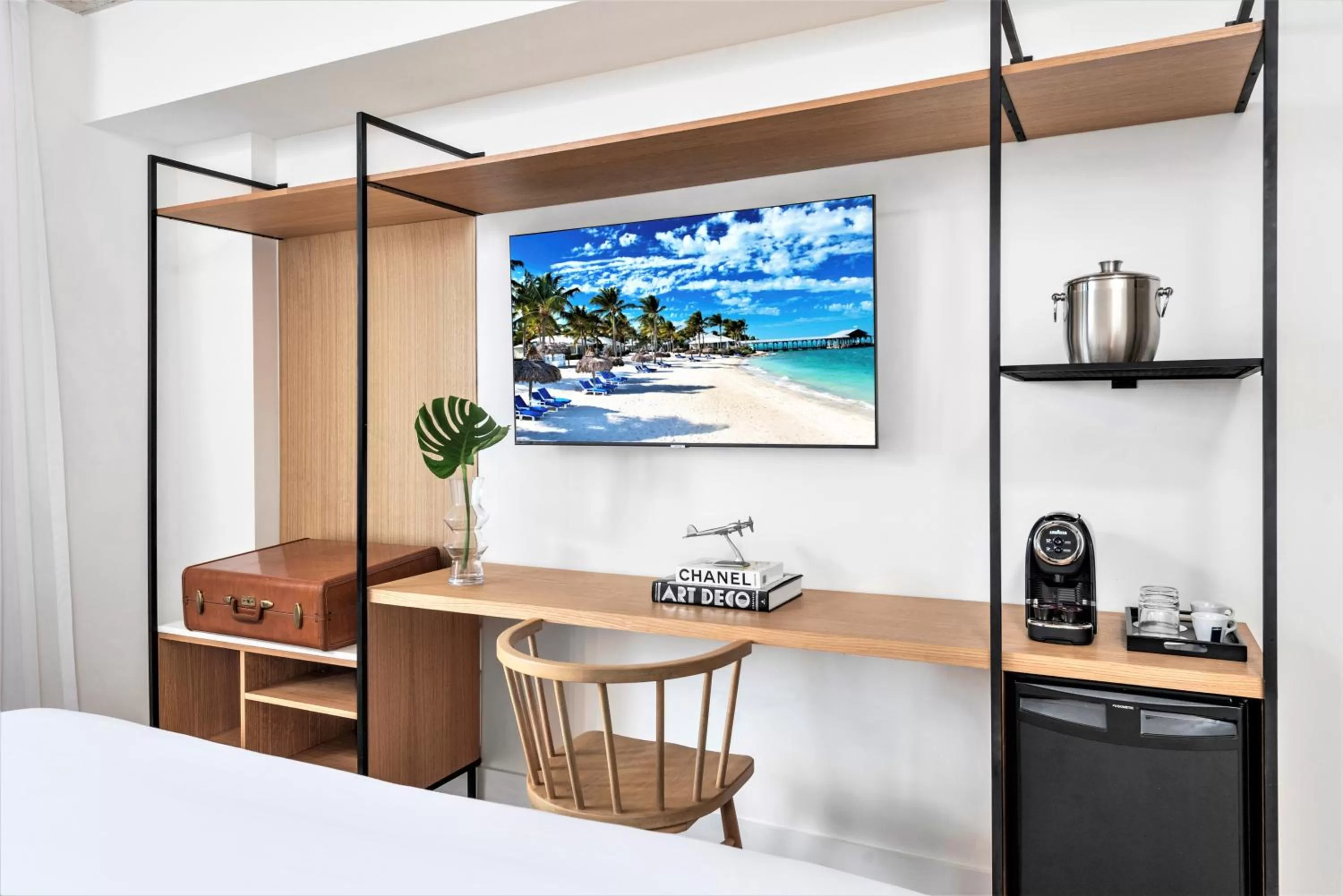 TV and multimedia, TV/Entertainment Center in Urbanica Fifth