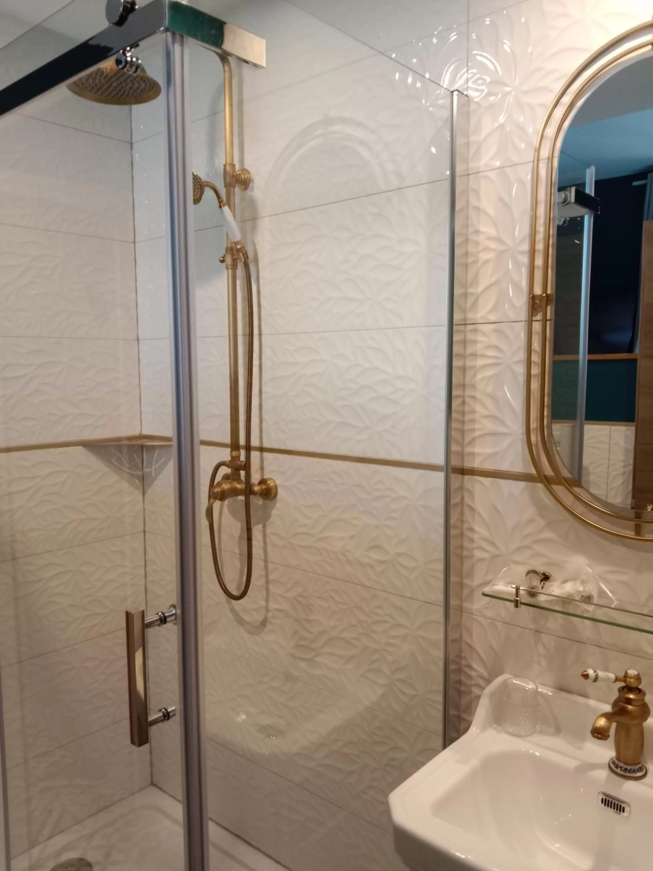 Shower in La Belle Epoque & Spa - Maison d'hôtes