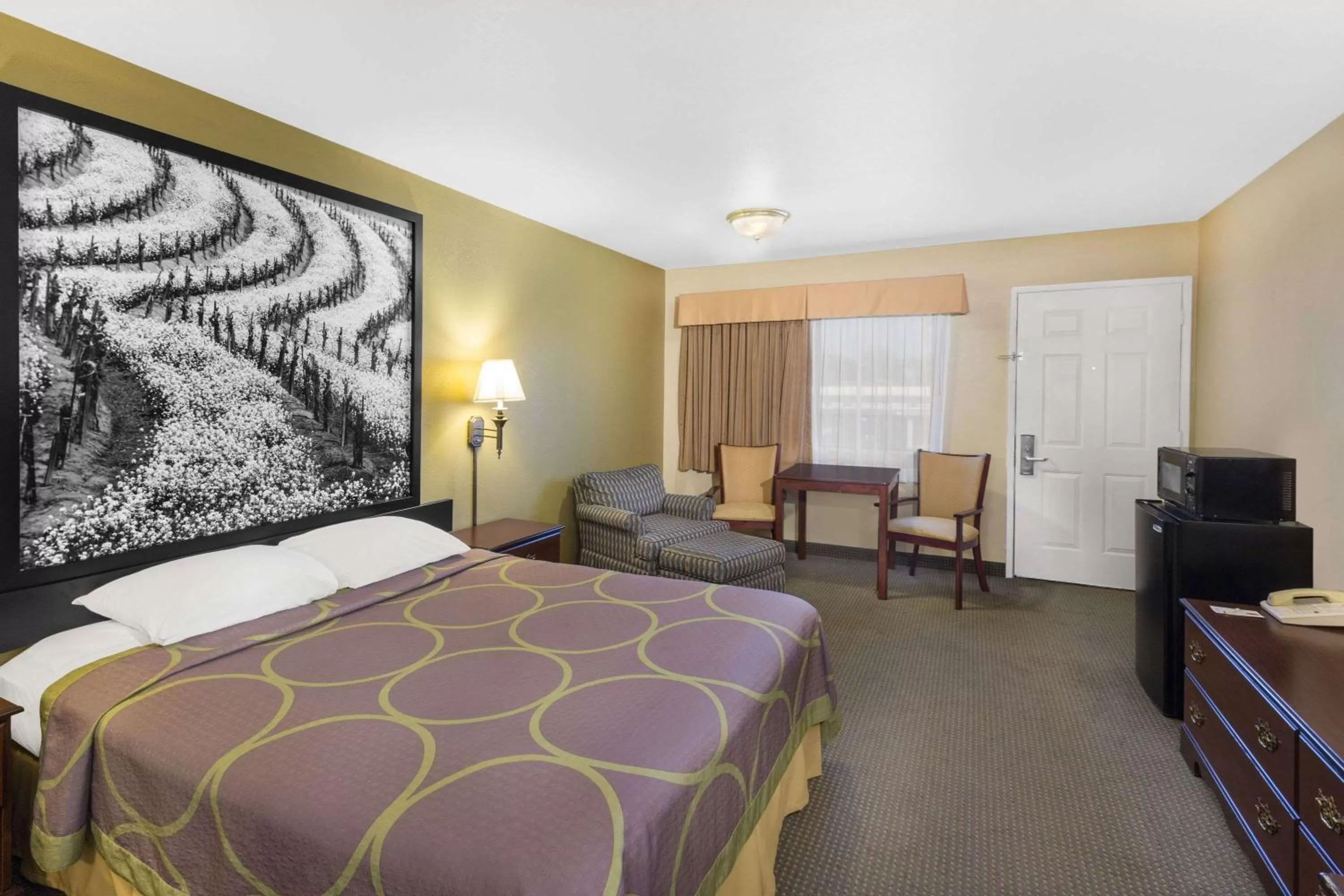 Photo of the whole room, Bed in Super 8 by Wyndham Corning