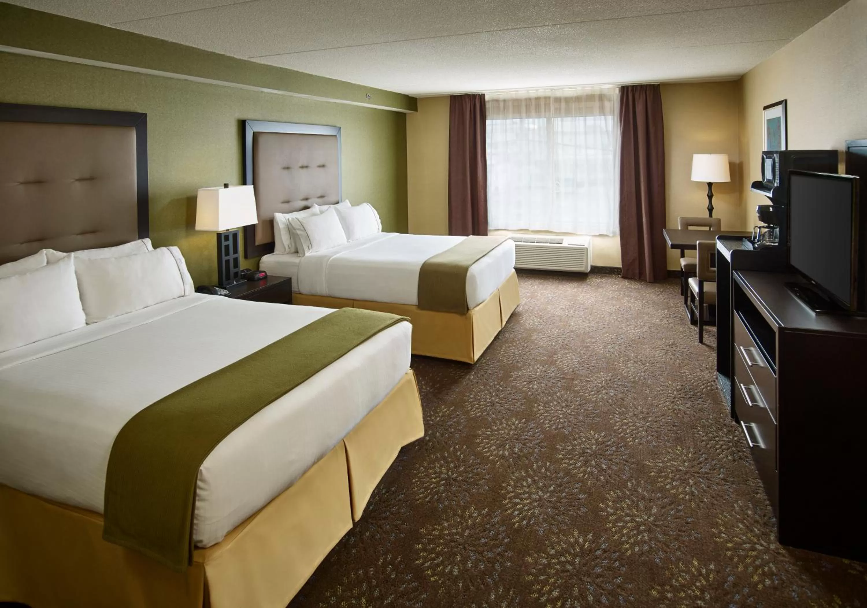 Photo of the whole room, Bed in Holiday Inn Express & Suites Timmins by IHG