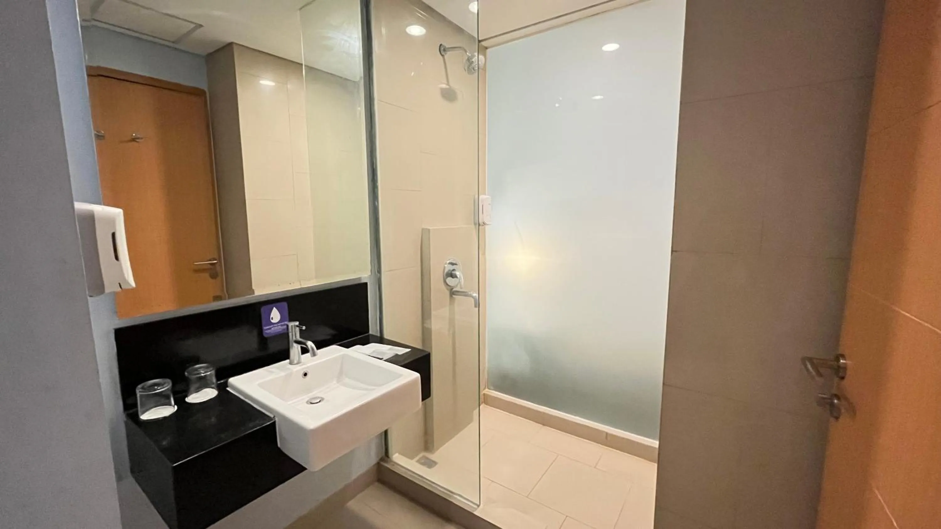 Bathroom in Luminor Hotel Metro Indah Bandung - Free Breakfast - Free Exclusive Gym - Free Aesthetic Afternoon Tea or Coffee