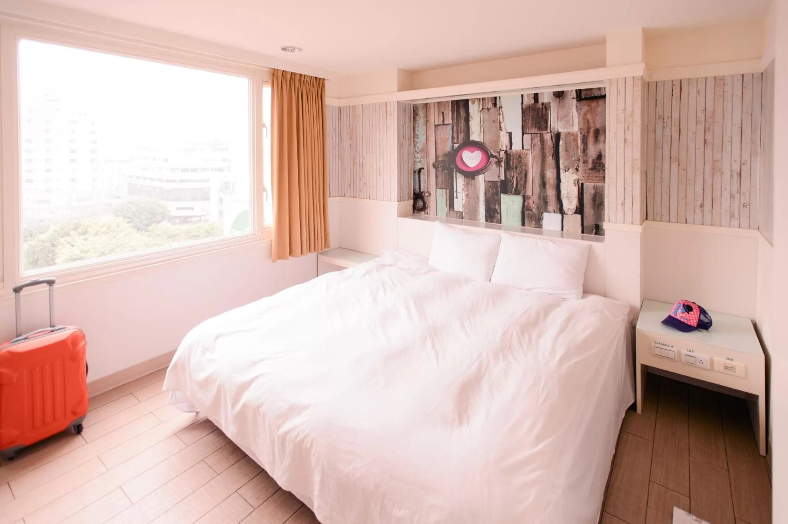 Photo of the whole room, Bed in Kiwi Express Hotel - Zhong Zheng Branch