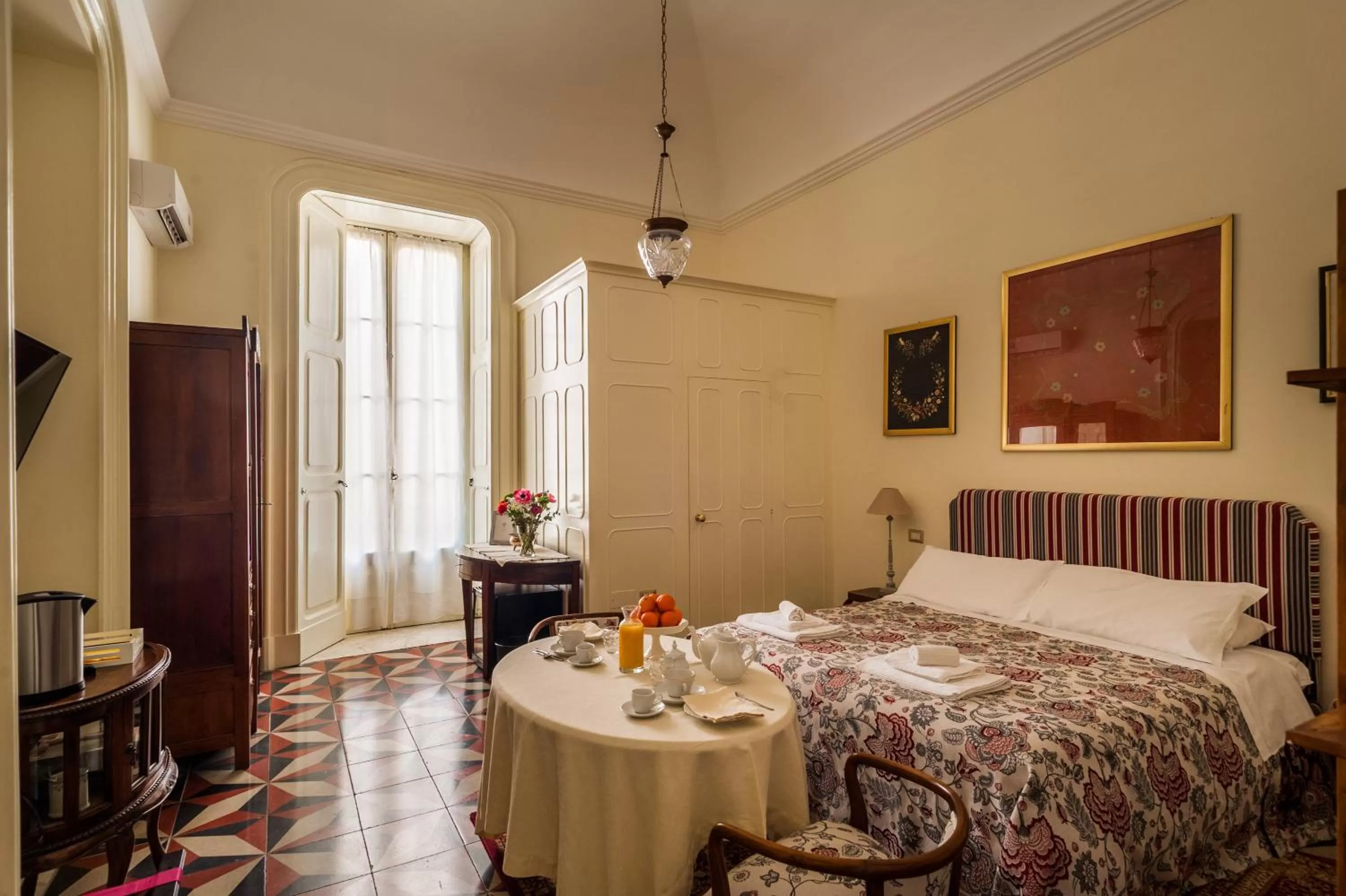 Photo of the whole room, Bed in Palazzo Bernardini Suites