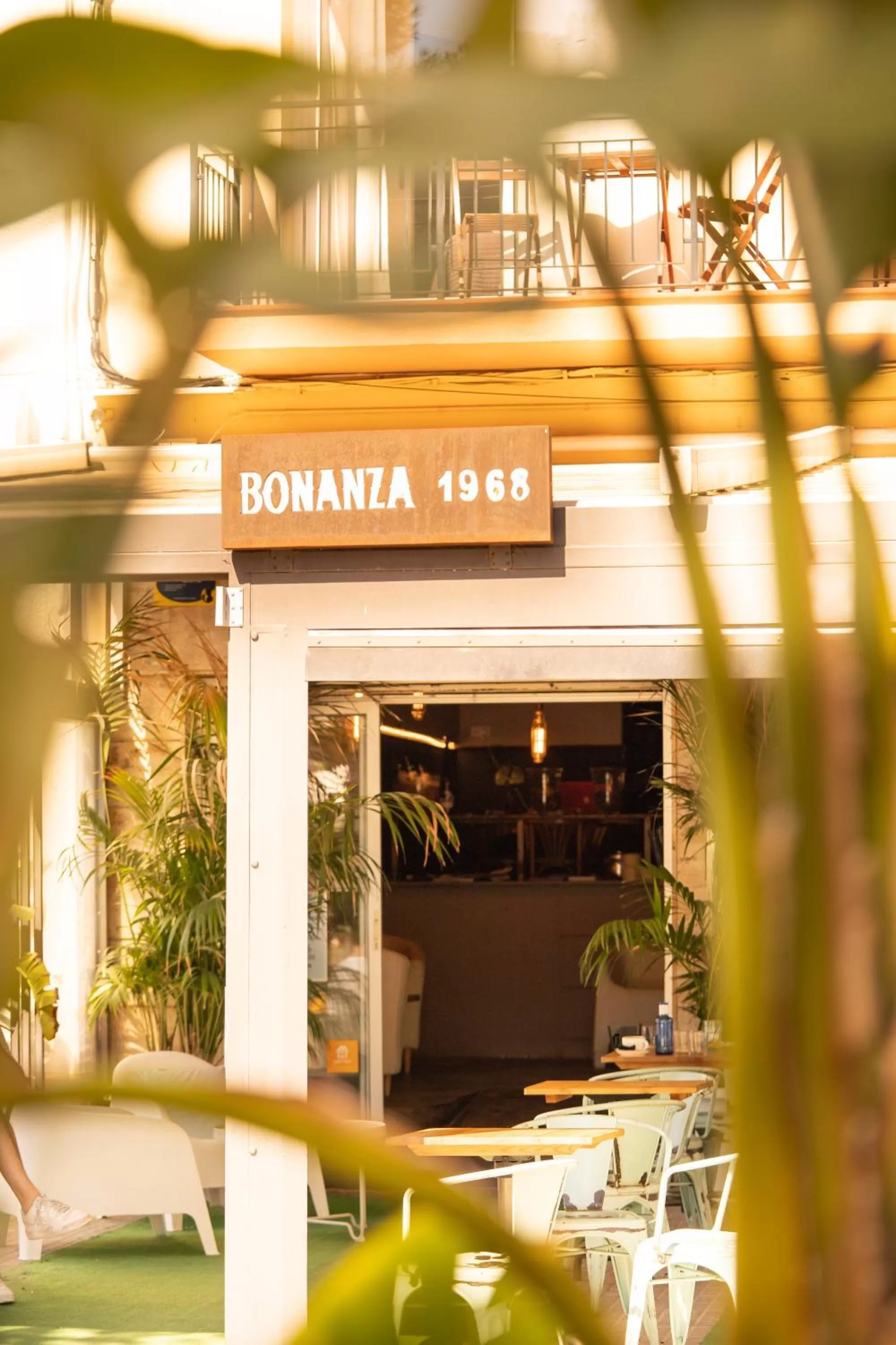 Lounge or bar, Restaurant/Places to Eat in Sitges Beach Hostal