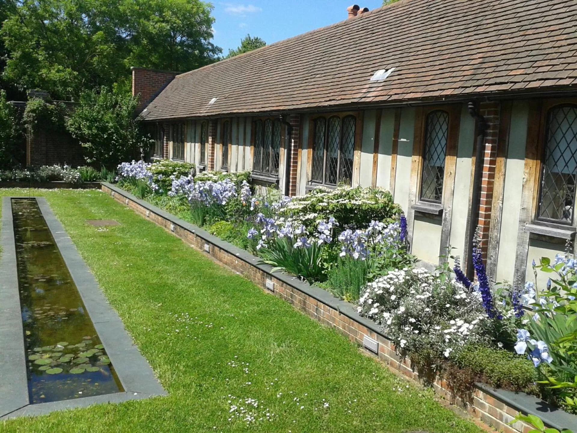 Garden view in Great Fosters - Near Windsor