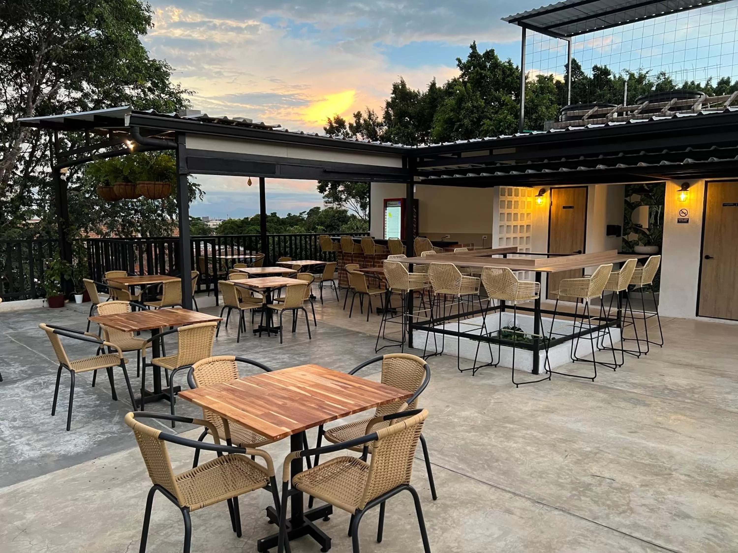 Restaurant/places to eat in HOTEL 9.5 SAN FERNANDO