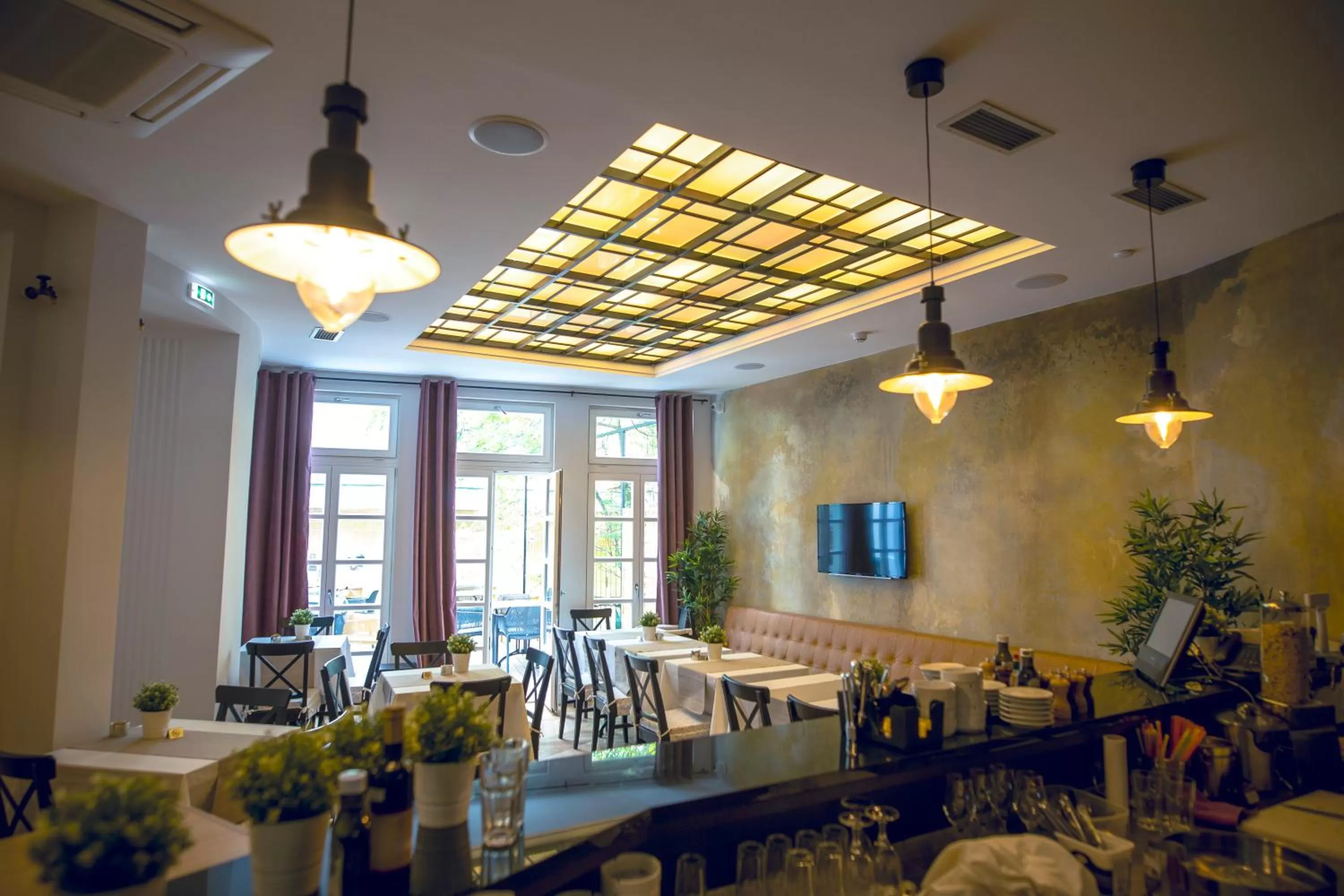 Restaurant/places to eat in Public House Hotel