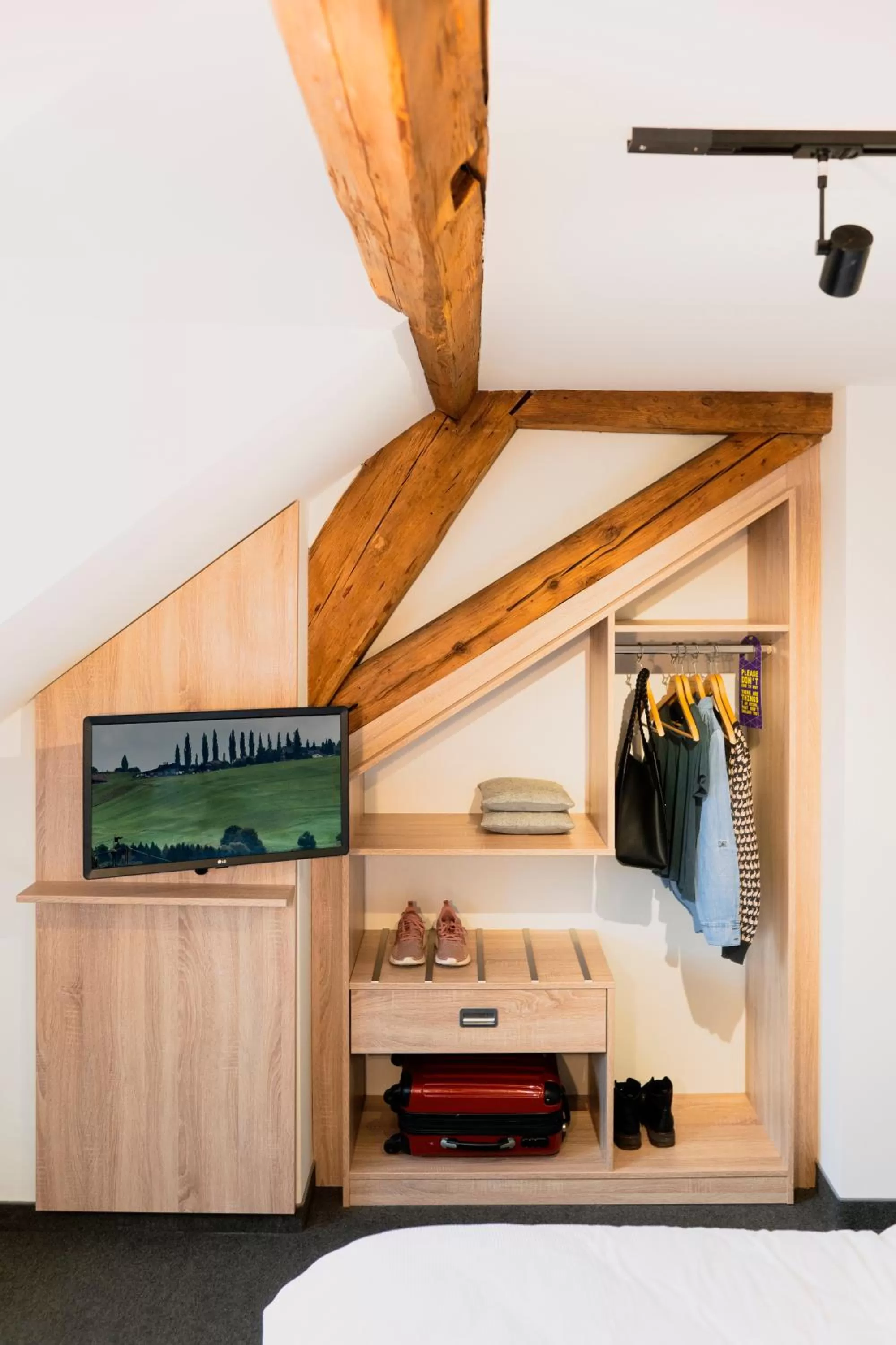 wardrobe, Bed in KONCEPT HOTEL Löie