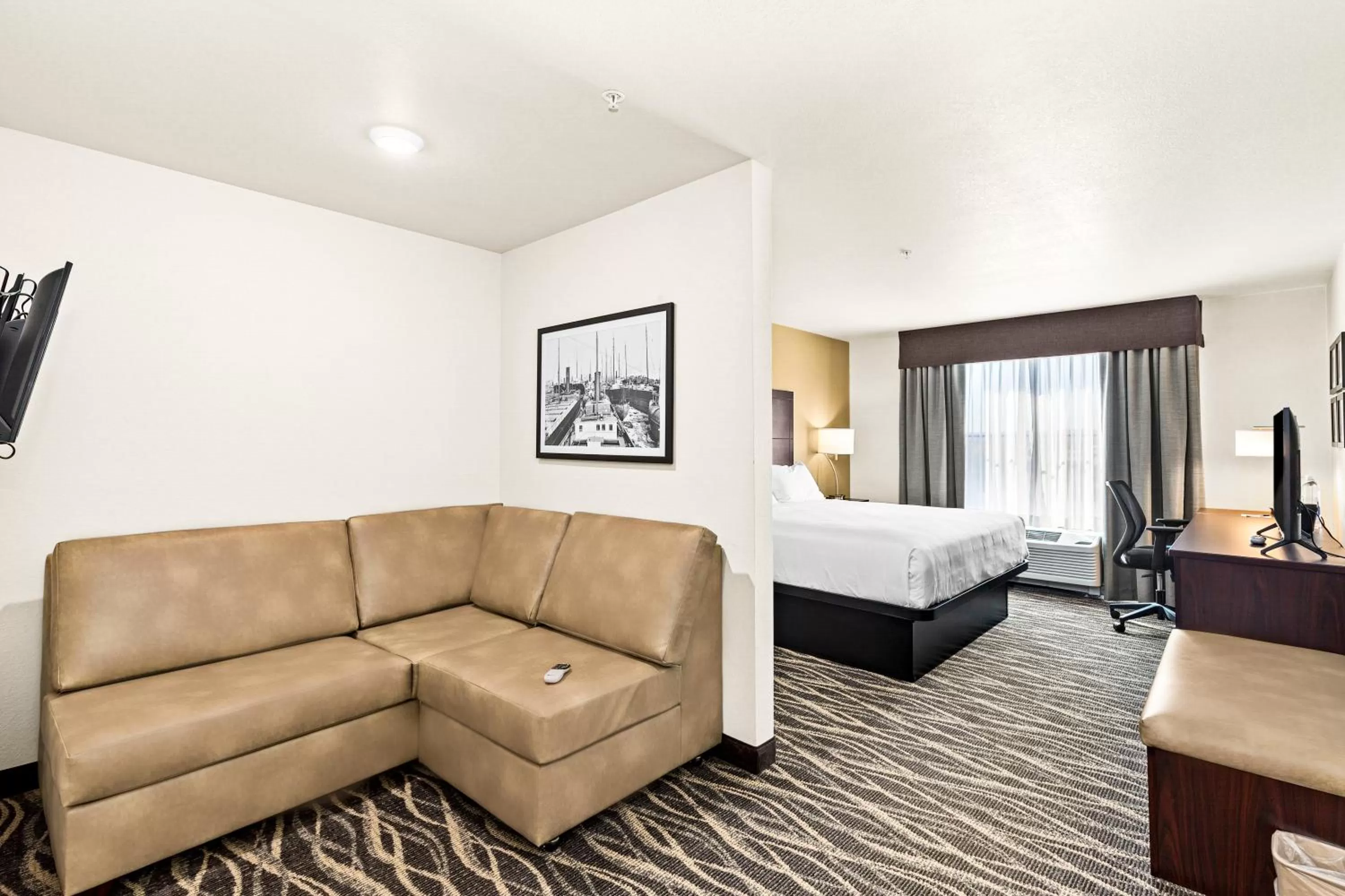 Bed in Cobblestone Hotel & Suites - Superior Duluth